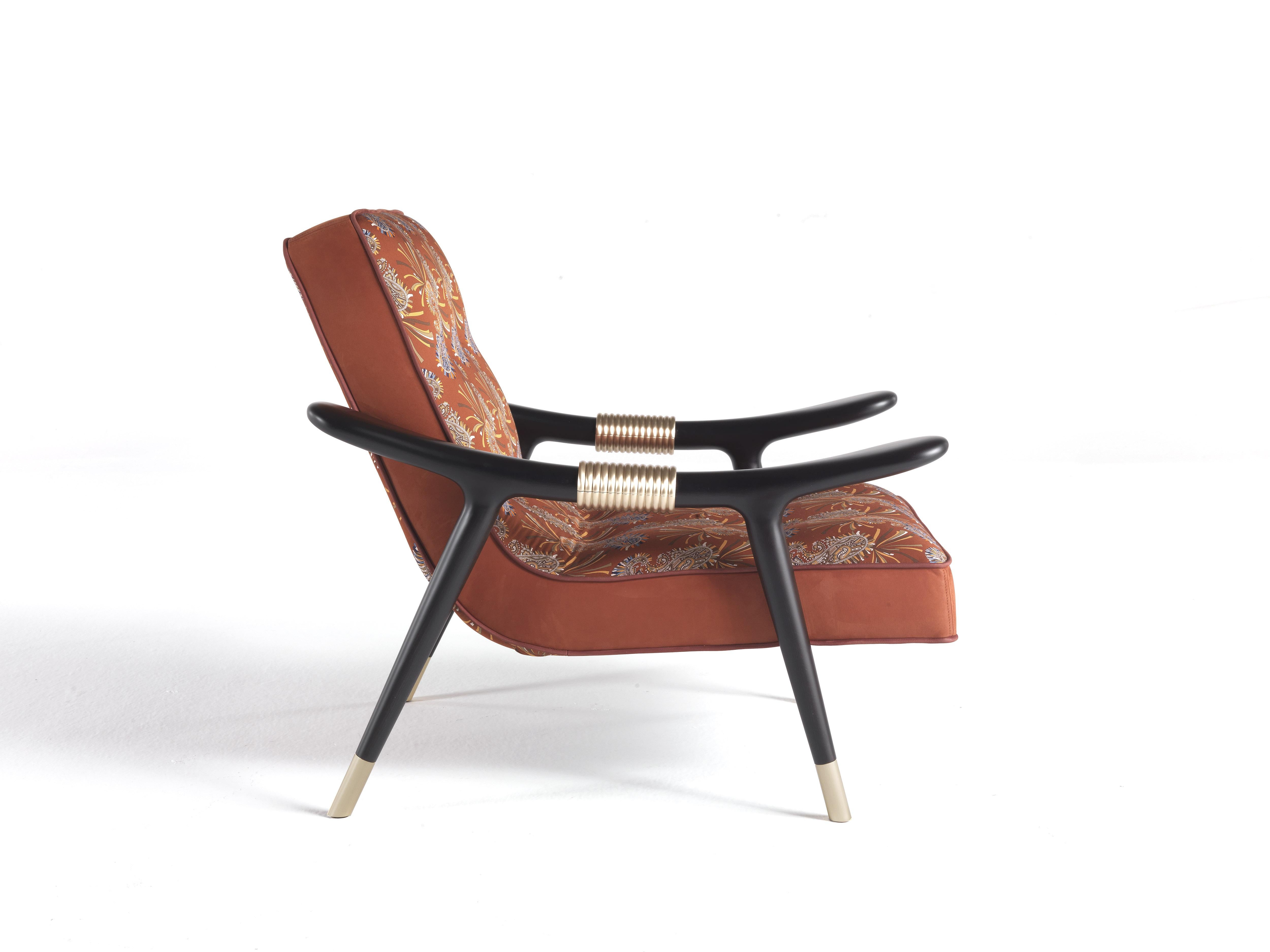 Der Masai Sessel, der die ethnische Stimmung der ETRO Home Interiors Kollektion 2019 verkörpert, ist eine Hommage an Afrika: Der Bezug zum afrikanischen Kontinent findet sich in seiner Form und in den Details der polierten Messingringe wieder. Der