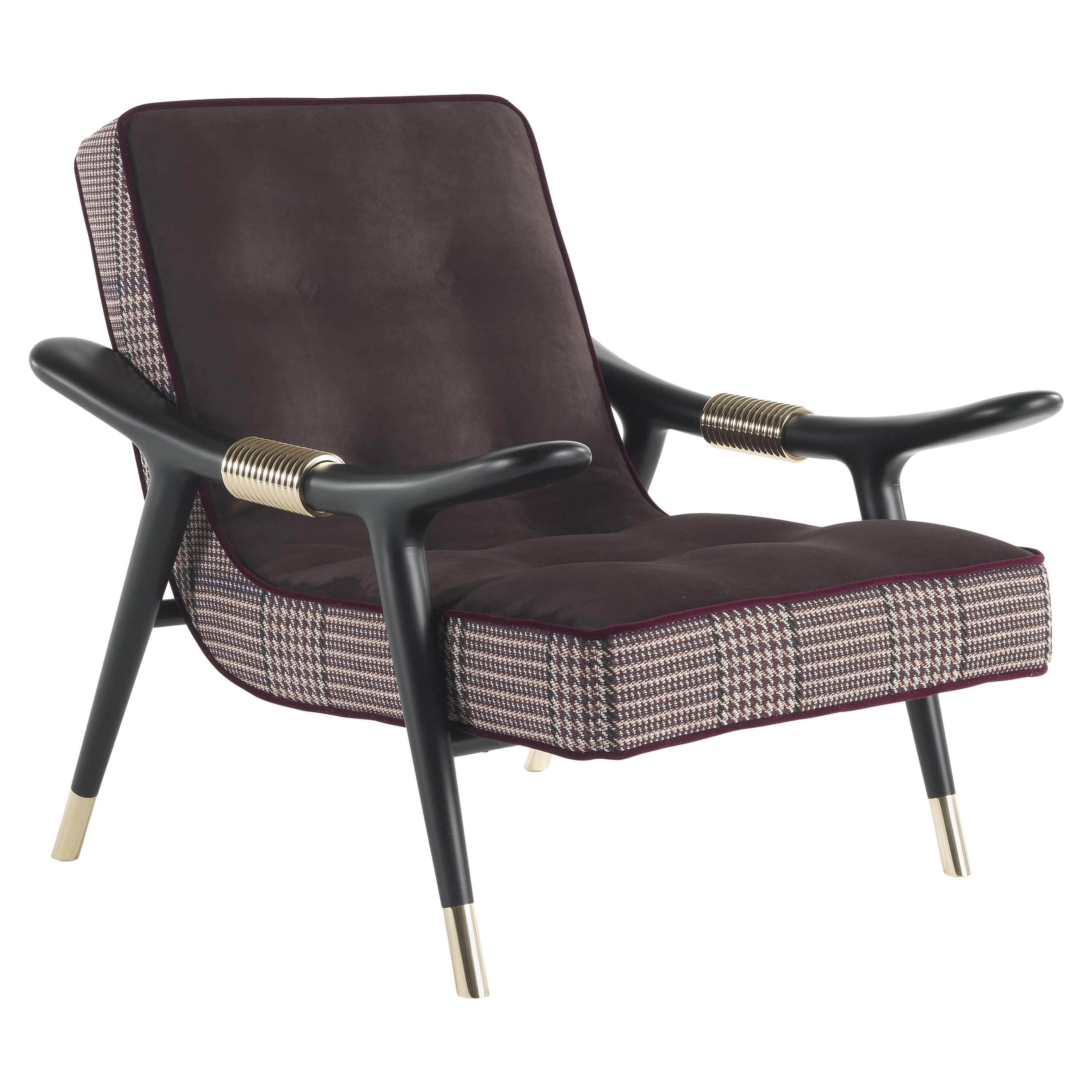 Emblematic of the ethnic mood of the ETRO Home Interiors 2019 collection, the Masai armchair is a tribute to Africa: the reference to the African continent can be found in its shape and in the detail of the polished brass rings. Scenic and