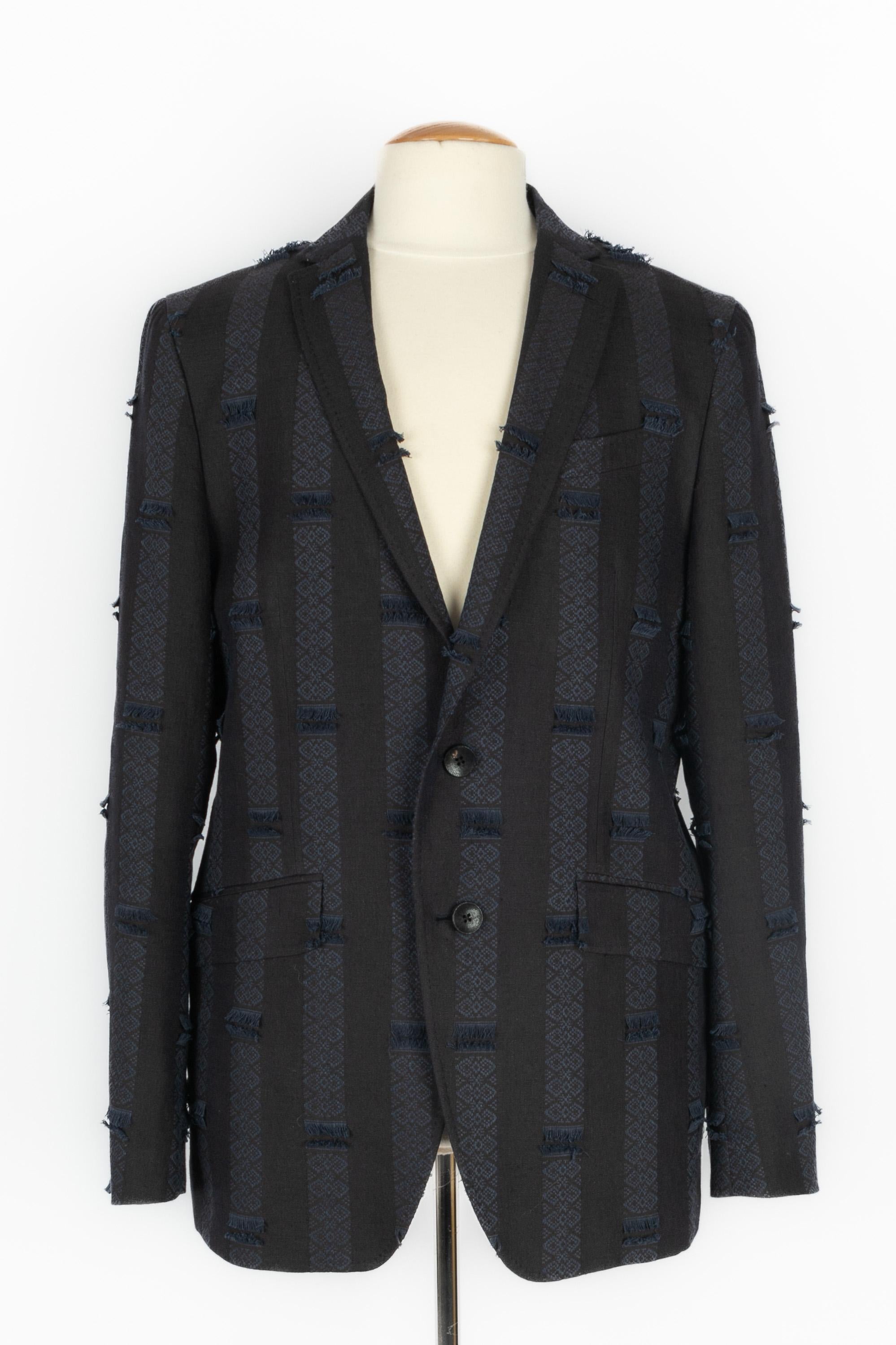 ETRO - (Made in Italy) Giacca da abito di colore blu navy. Non è indicata la taglia, ma si adatta a una 52FR/54FR.

Condizioni:
Ottime condizioni

Dimensioni:
Larghezza spalle: 45 cm - Petto: 57 cm - Lunghezza maniche: 66 cm - Lunghezza: 76
