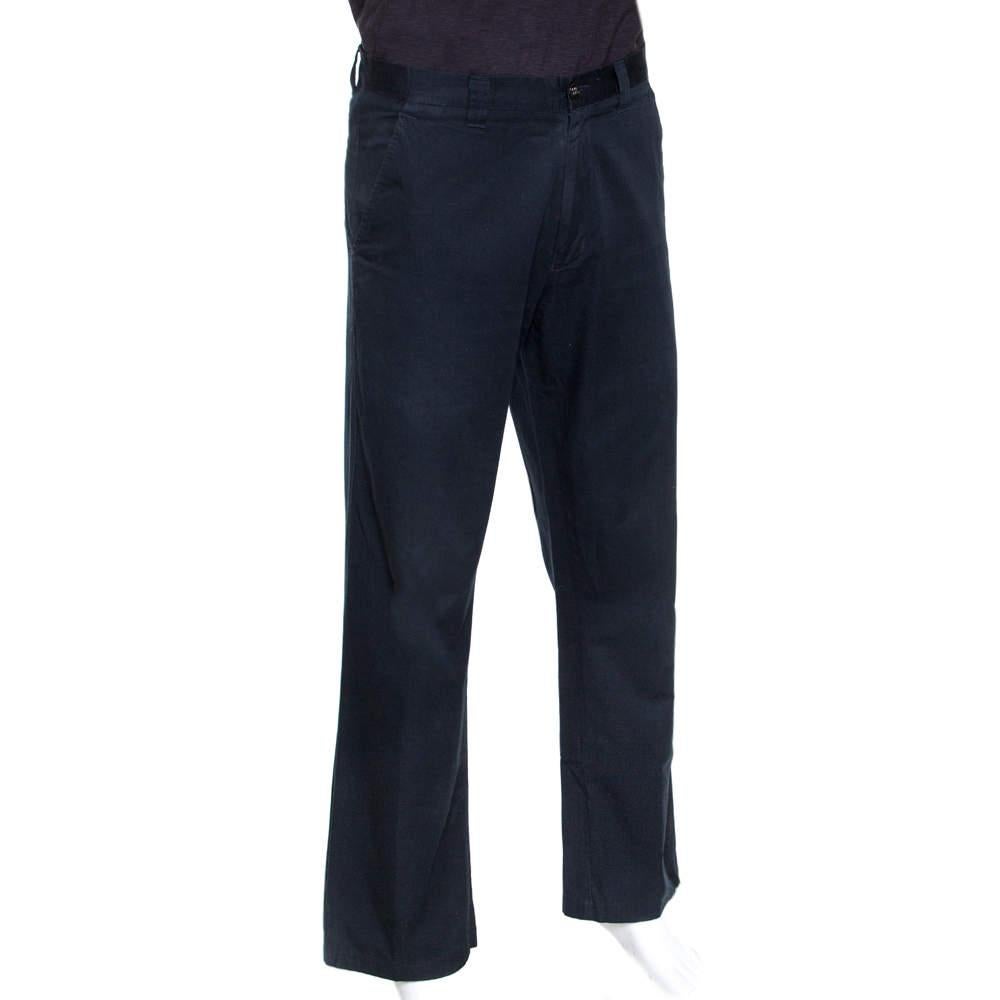 This pair of Etro trousers is just what you need to elevate your style quotient. Easy to mix and match, these midnight blue trousers will offer you a variety of looks. Made from cotton, they exude class and a fine finish.