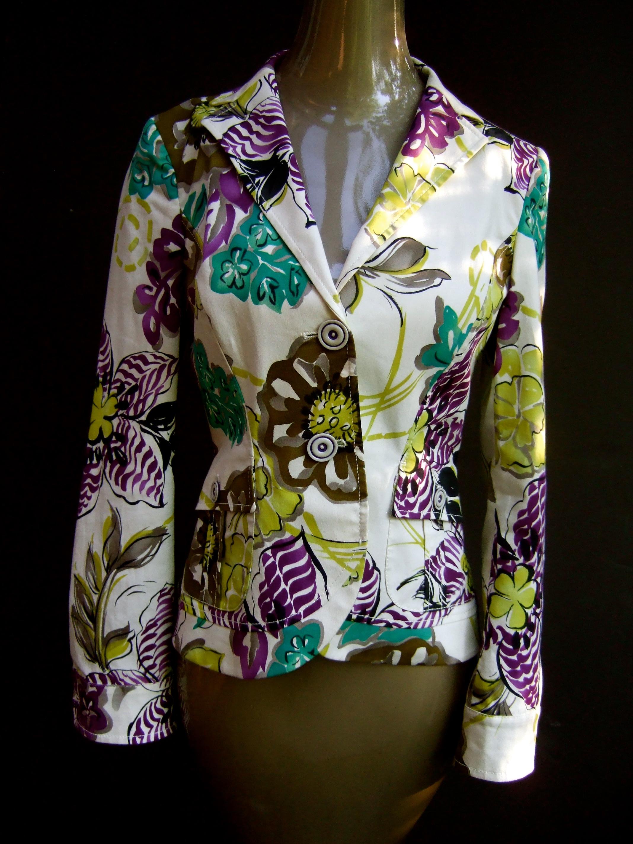 Etro Milano Knackige lebendige Blumendruck Baumwolle Jacke Größe 42 
Entworfen mit einem Paar verdeckter Klappentaschen 
Gefüttert mit vertikalen Streifen in Violett und Chartreuse
Die Rückseite wird mit einer verstellbaren Schnalle verschlossen