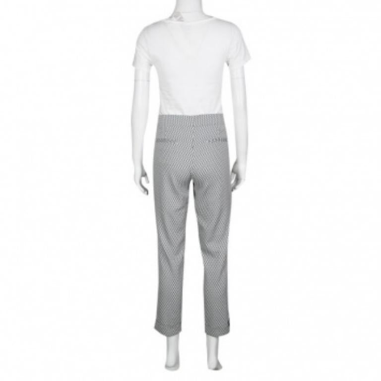 Ben confezionati e moderni, questi pantaloni di Etro daranno un tocco giocoso ai tuoi banali abiti da cerimonia. Il taglio è strutturato e presenta un motivo jacquard monocromatico. Le gambe dritte sono tagliate a una lunghezza contemporanea.
