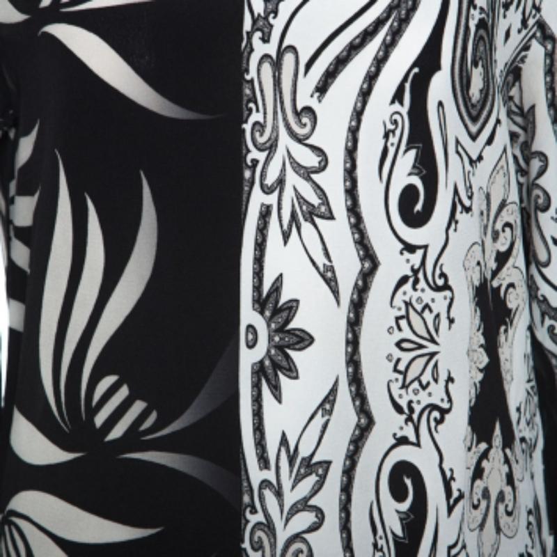 Etro Blusa de seda monocromática con estampado de cachemira y hojas M en Bueno estado para la venta en Dubai, Al Qouz 2