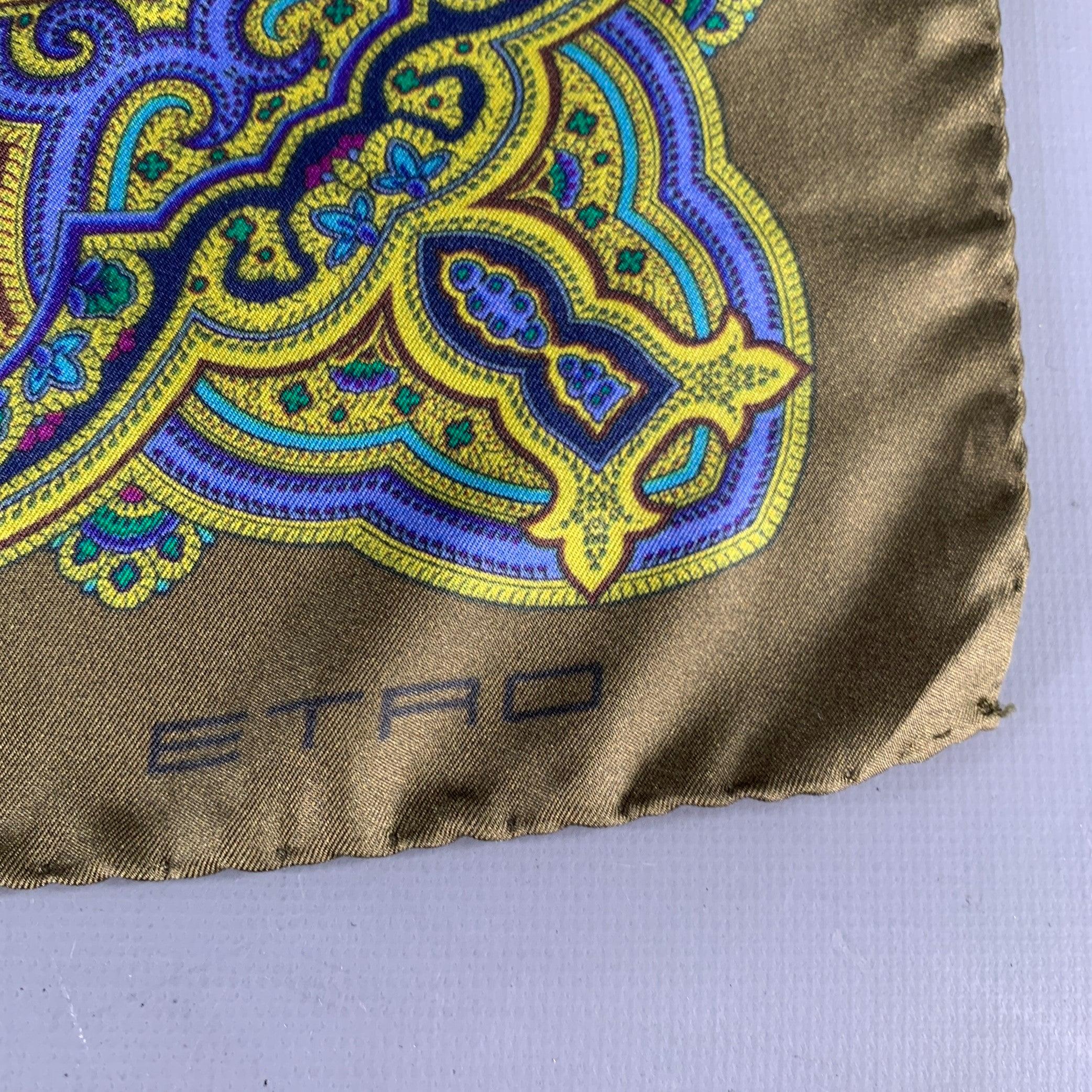 ETRO pocket square in a green silk featuring a multi-color paisley print. Made in Italy.Excellent Pre-Owned Condition. 

Measurements: 
  17 inches  x 16.5 inches 
  
  
 
Sui Generis Reference: 138275
Category: Pocket Square
More Details
   