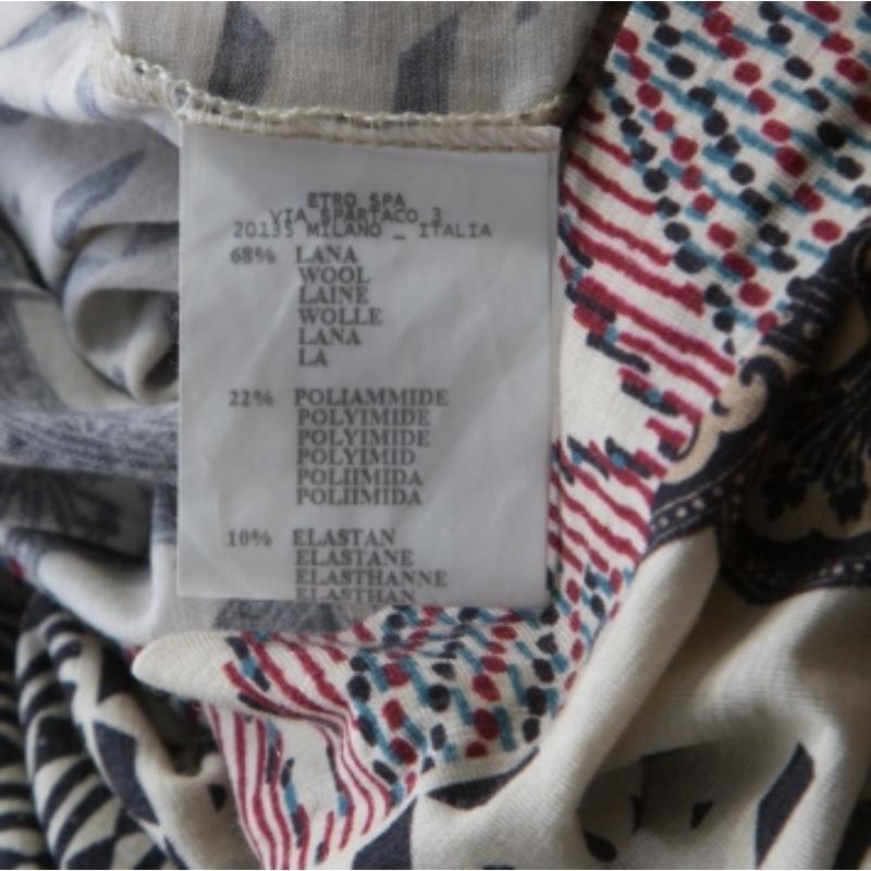 Abbandona i soliti modelli e scegli uno stile che si faccia notare con questo vestito di Etro. Impeccabile e splendente, puoi sempre contare su questo capo stampato, in qualsiasi occasione. Realizzato in misto lana, questo completo ha tutte le carte