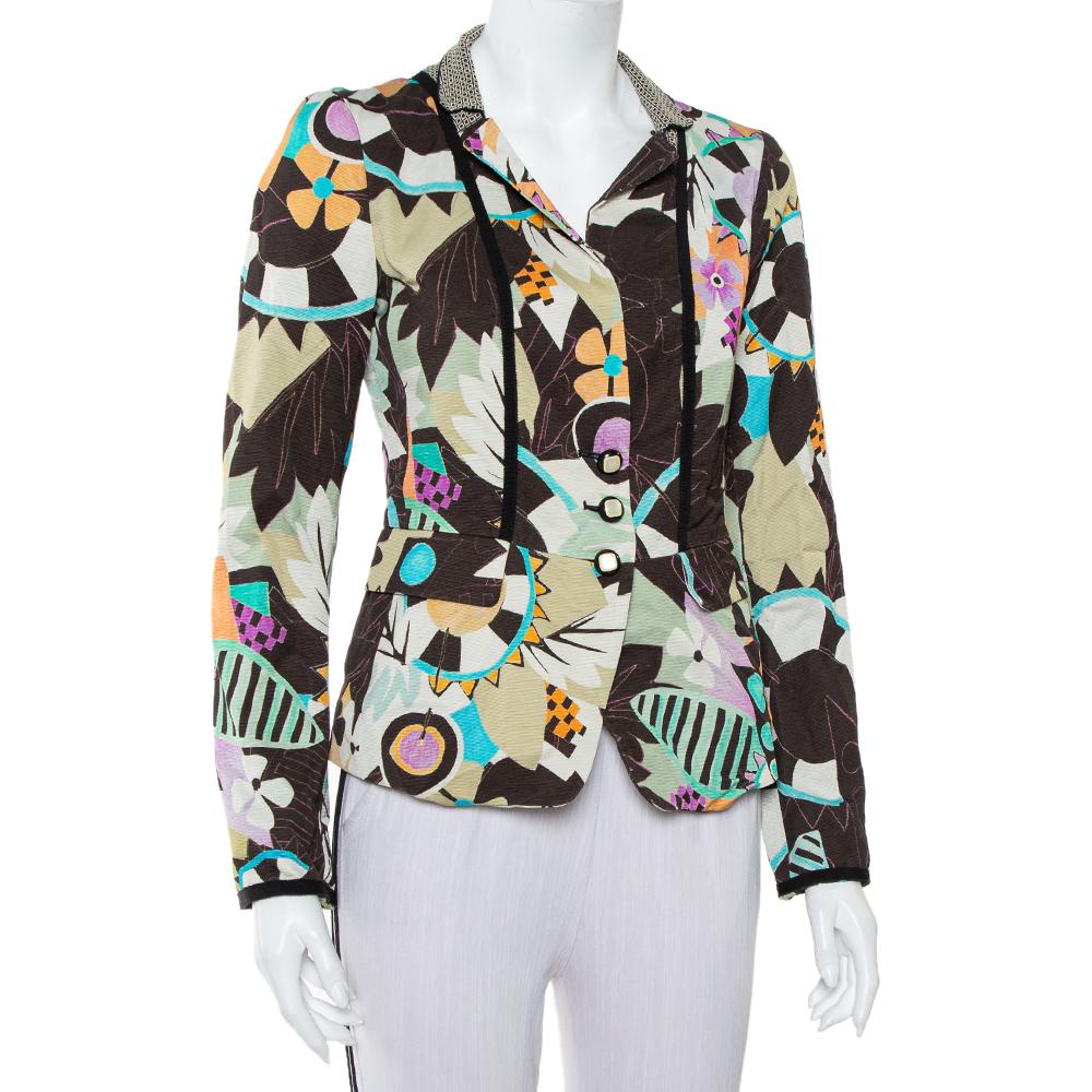 Chic and stylish, this blazer from Etro is made from a blend of fabrics and features an abstract print in multicolors all over. It flaunts narrow lapels, front fastening, and pockets. You'll look lovely when you wear this blazer with flared trousers