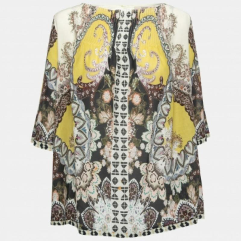 Diese Bluse von Etro ist wunderschön und lässt Sie noch schöner aussehen als je zuvor! Sie ist aus feinem Stoff genäht. Kombinieren Sie diese Bluse mit einem Jeansrock und flachen Schuhen für einen Tagesausflug.