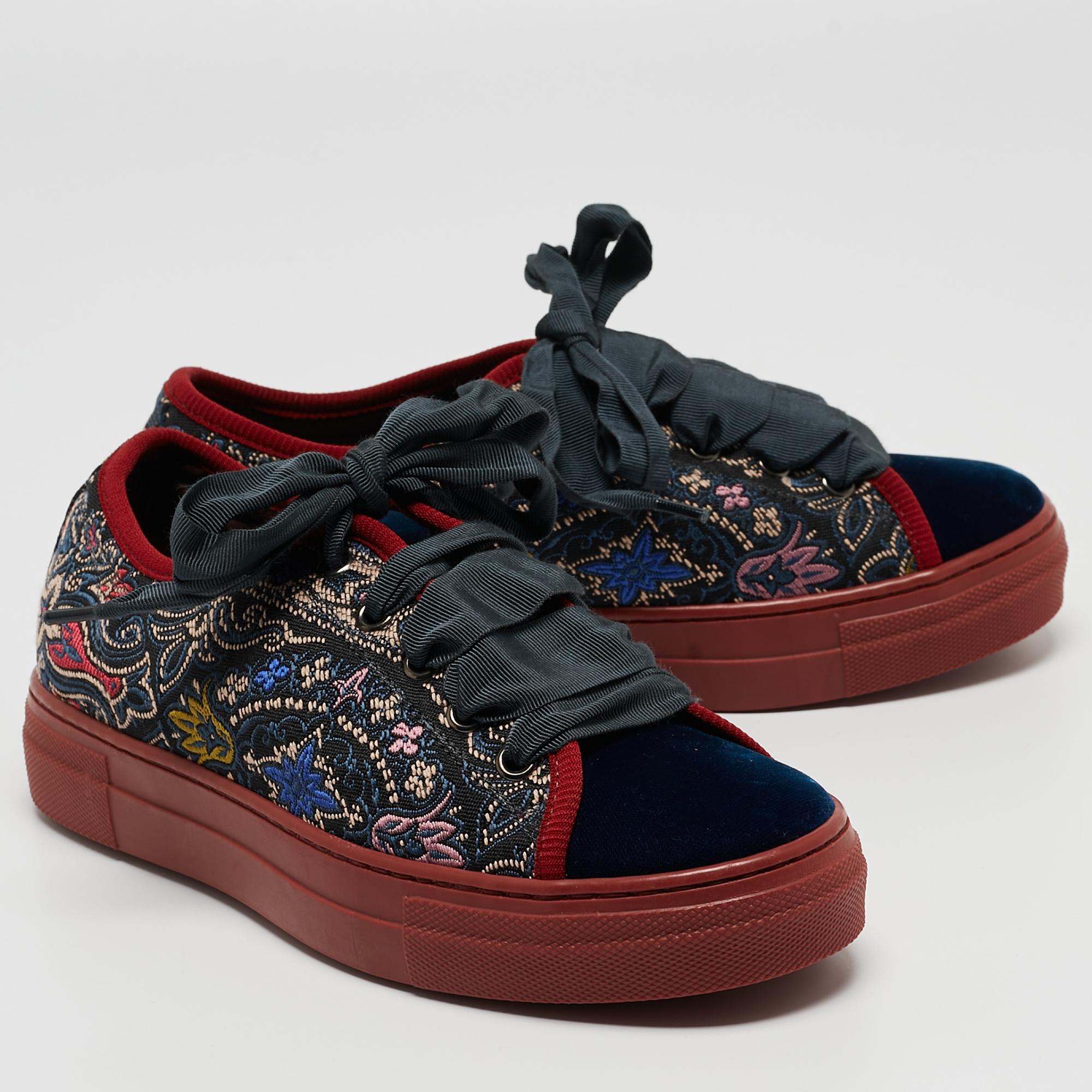 Step into fashion-forward luxury with these Etro sneakers. These premium kicks offer a harmonious blend of style and comfort, perfect for those who demand sophistication in every step.

Includes: Original Dustbag, Info Booklet