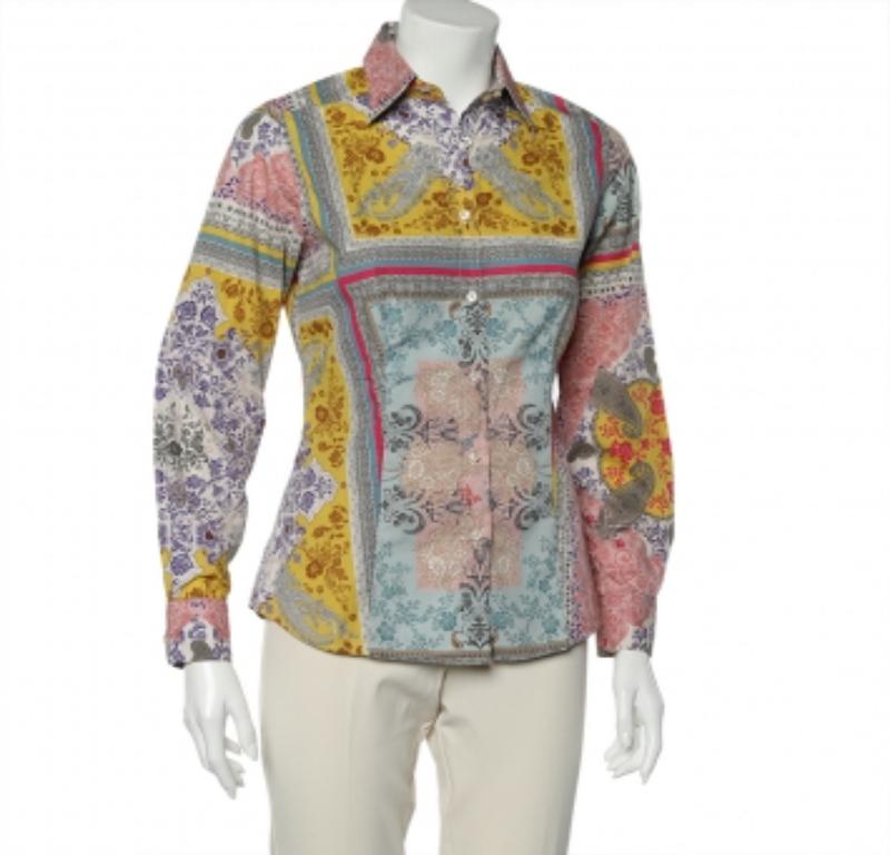 Las camisas Etro están diseñadas pensando tanto en la comodidad como en el lujo, para que puedas llevarlas durante mucho tiempo. Esta elegante creación está confeccionada con materiales de calidad y se presenta en un tono rosa. Las mangas largas y