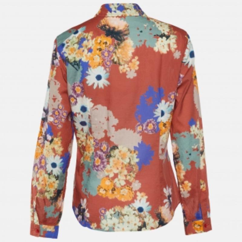 Se ti piace indossare modelli colorati e giocosi che mettono in risalto il tuo gusto per il lusso, allora questa camicia della Maison Etro è fatta apposta per te. È realizzata in tessuto di cotone a stampa floreale multicolore. Ha maniche lunghe e