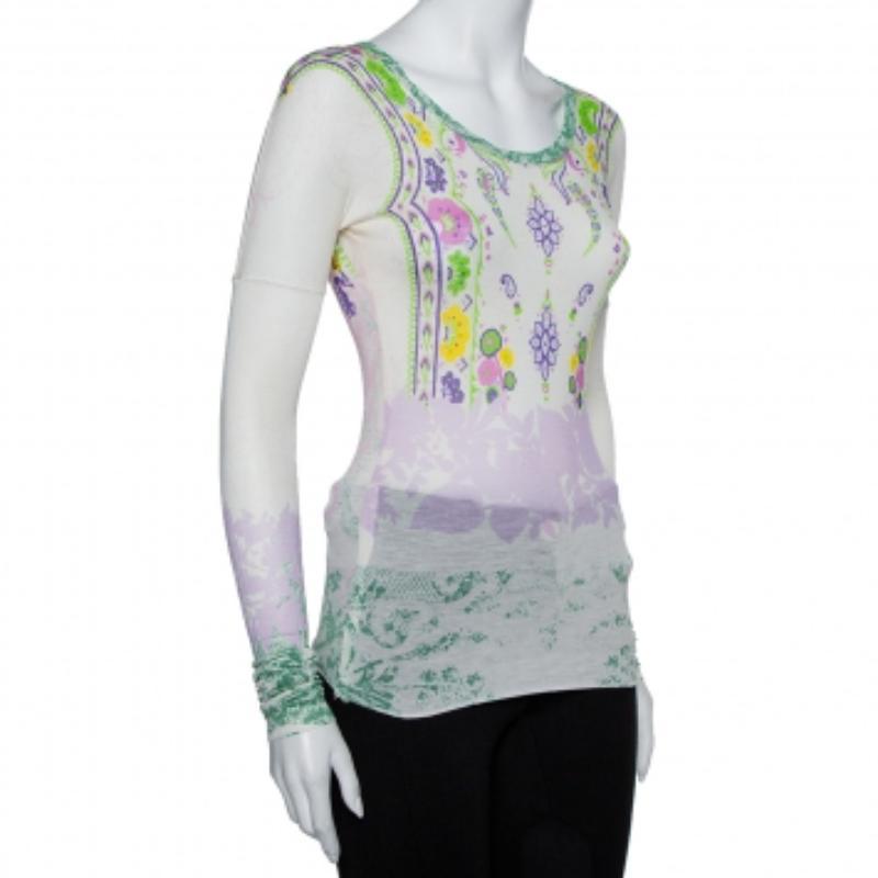 Go for stylish comfort with this t-shirt from Etro. This elegant piece can be easily teamed with skirts, pants, or shorts. It has a round neckline, full sleeves, and a floral print all over.