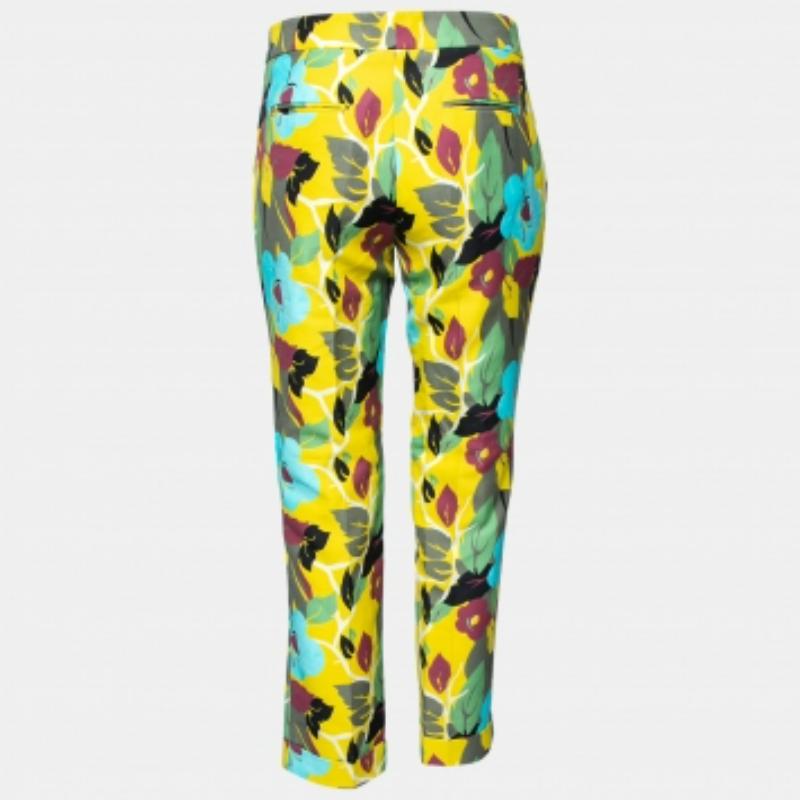 Eine der berühmtesten Ästhetiken von Etro sind seine prächtigen und ansprechenden Drucke. Diese Hose ist mit attraktiven mehrfarbigen Prints verziert und hat einen Knopfverschluss auf der Vorderseite. Das feine Design aus Baumwolle wird durch einen