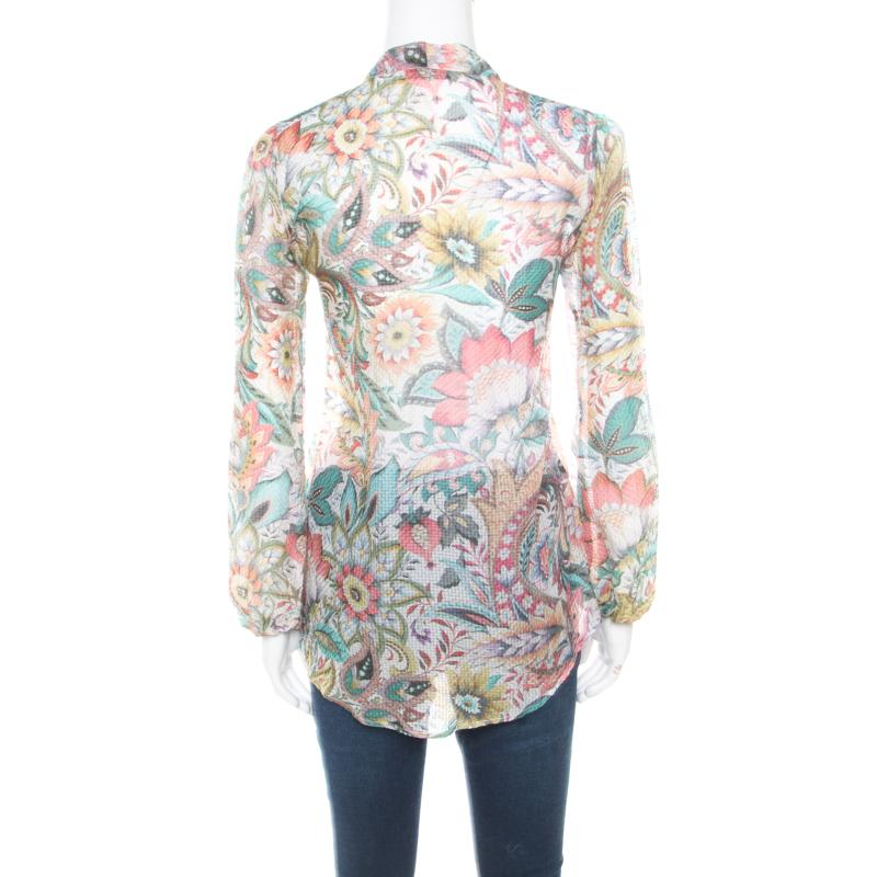 Let everyone around go gaga over your fashion sense when you wear this Etro blouse to your next outing! It is made of 100% silk and features a multicolour floral print all over it. It flaunts a pintuck detailing on the front and comes with long