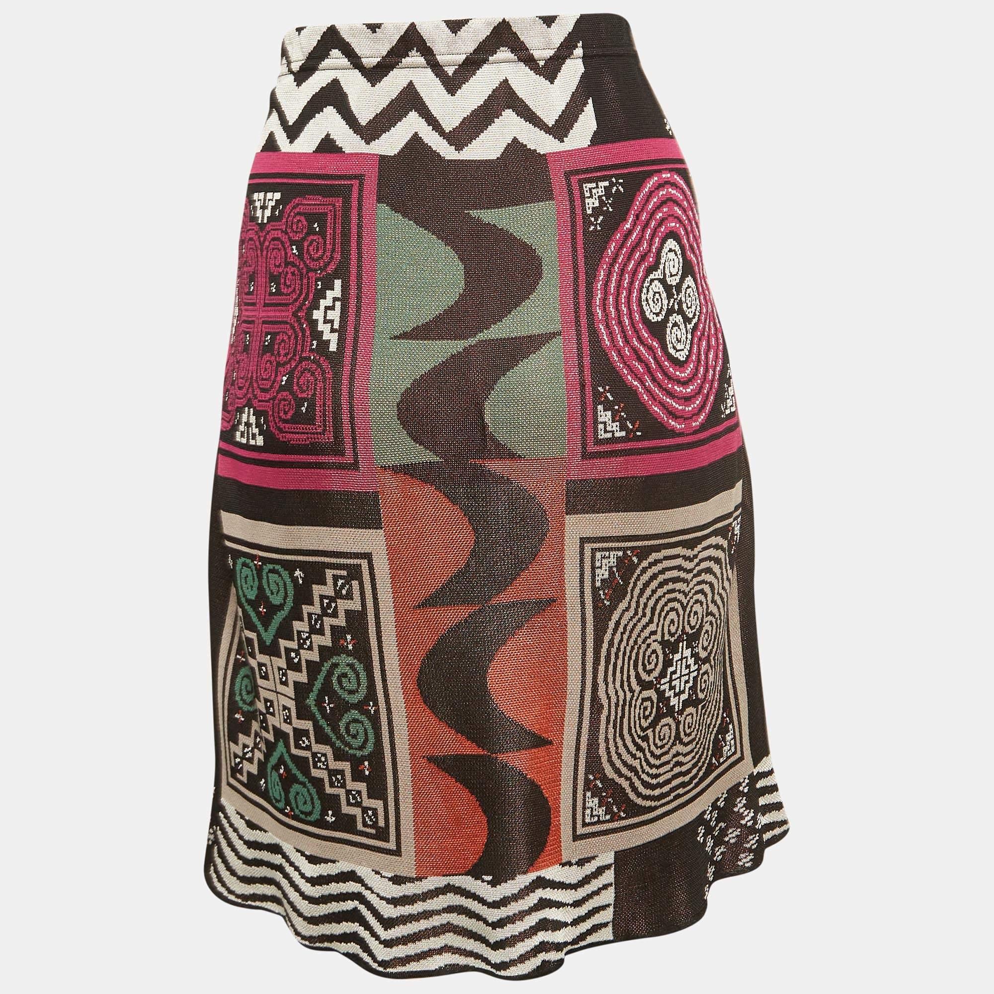 This skirt from Etro will deliver a sense of femininity and class to your attire. It is created from multicolored fabric and shows a geometric style. Match this skirt with a basic crop top and look nothing but gorgeous.