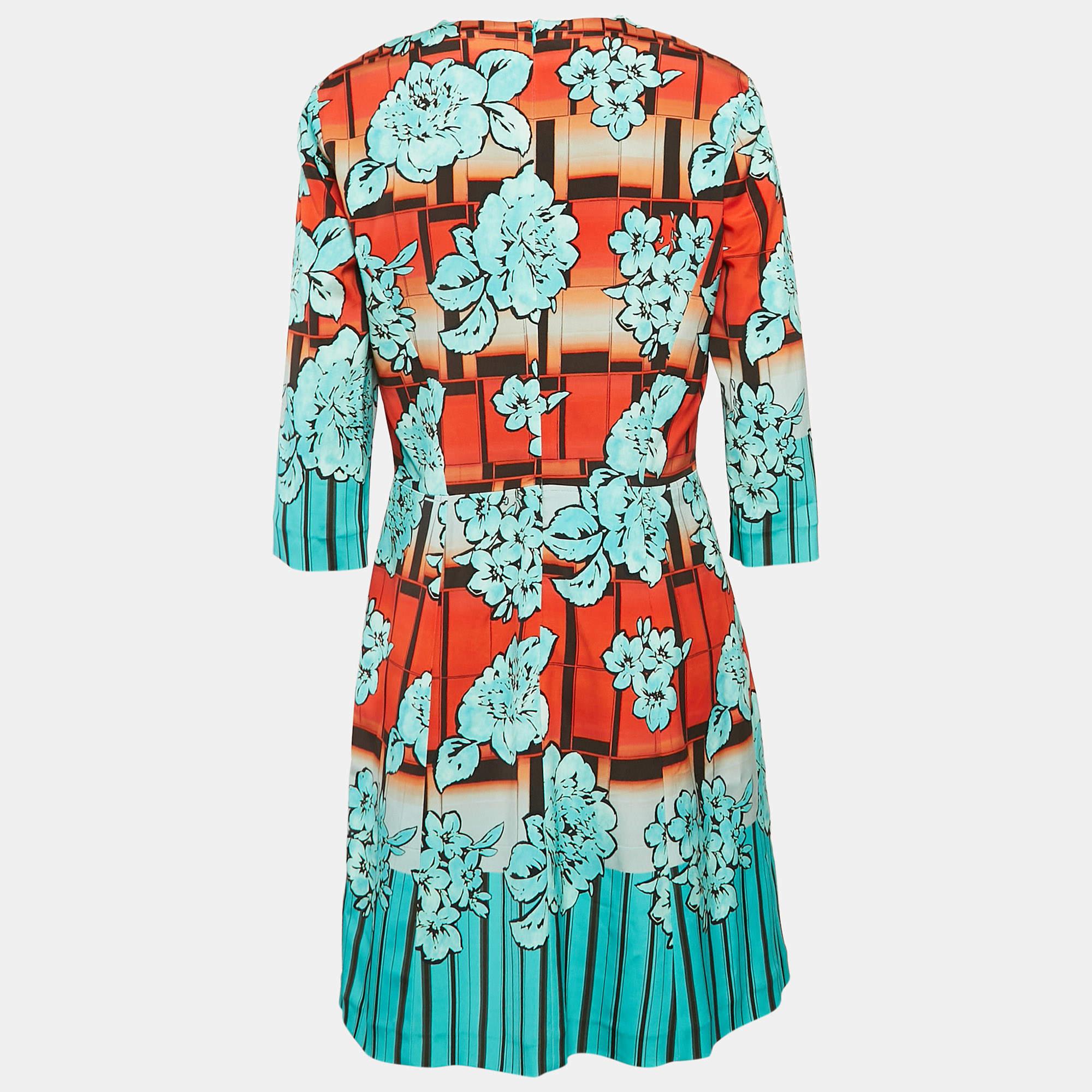 Exhiba un aspecto elegante llevando este precioso vestido de diseño. Confeccionado con tejido fino  este vestido tiene una silueta chic para enmarcar. Estilice la creación con accesorios chic y zapatos de salón.