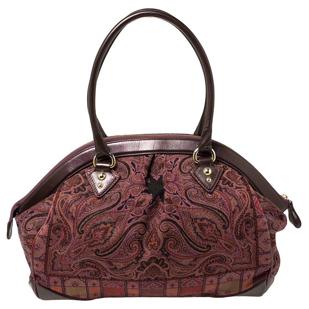 To make you always be in style whenever you step out, Etro offers you this stunner of a bag. Crafted from paisley-printed fabric and leather, the bag is a beauty. The top zip closure opens to a spacious satin-lined interior that will house your