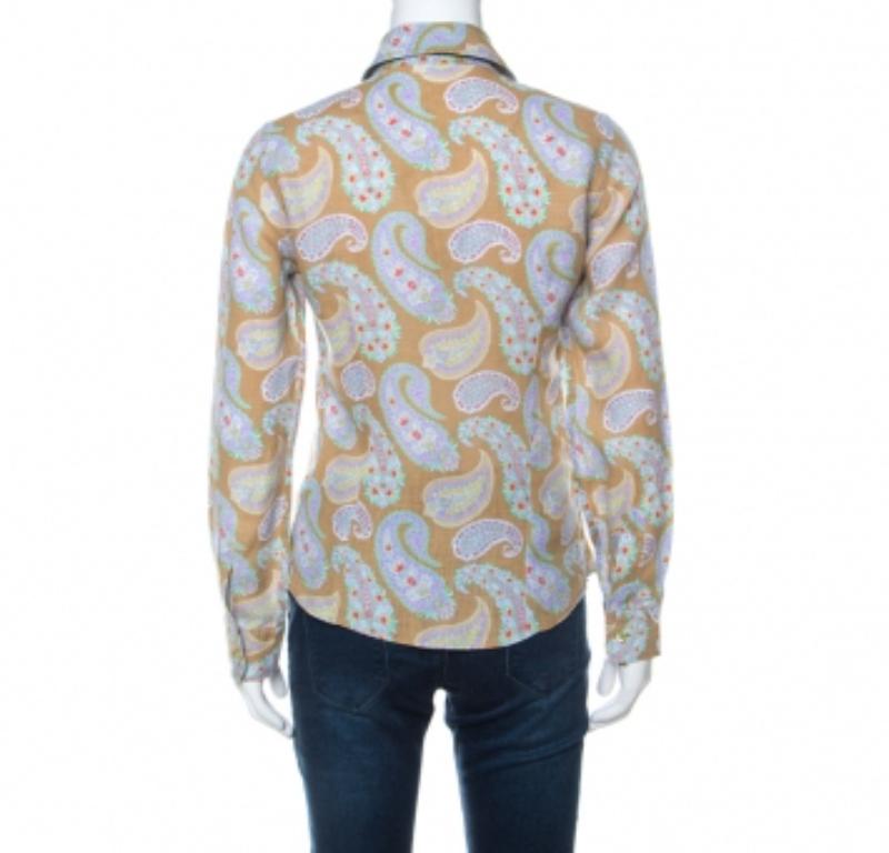 Attendez-vous à des imprimés abstraits, des motifs cachemire et des silhouettes modernes dans une collection typique d'Etro. Cette chemise de la maison présente un imprimé cachemire multicolore sur toute sa surface. Il a été confectionné avec soin