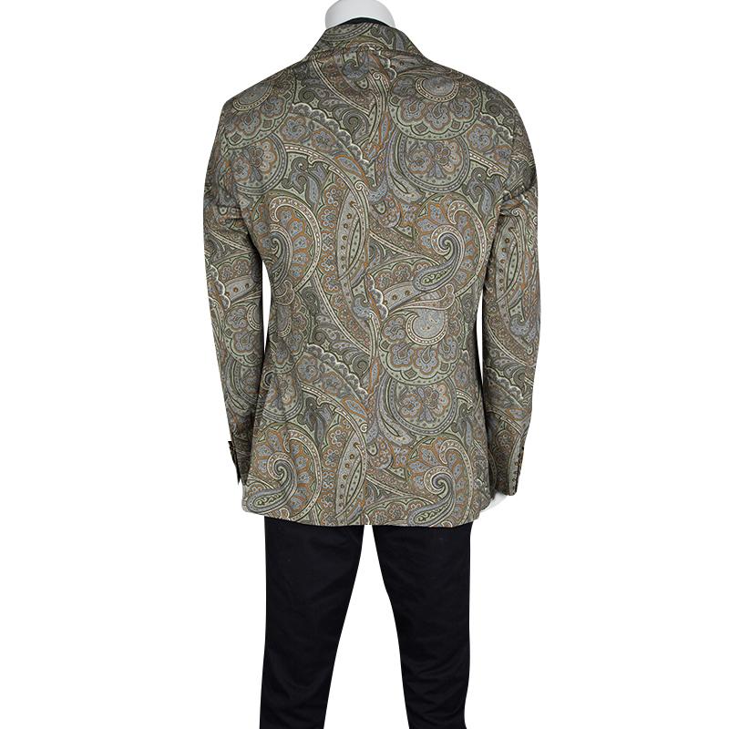 The Superleggera Minerva blazer from the house of Etro features a single-breasted silhouette with multicolour paisley print all over. It comes with slim lapels and three pockets. It comes with a lining that ensures a smooth fit to the wearer and