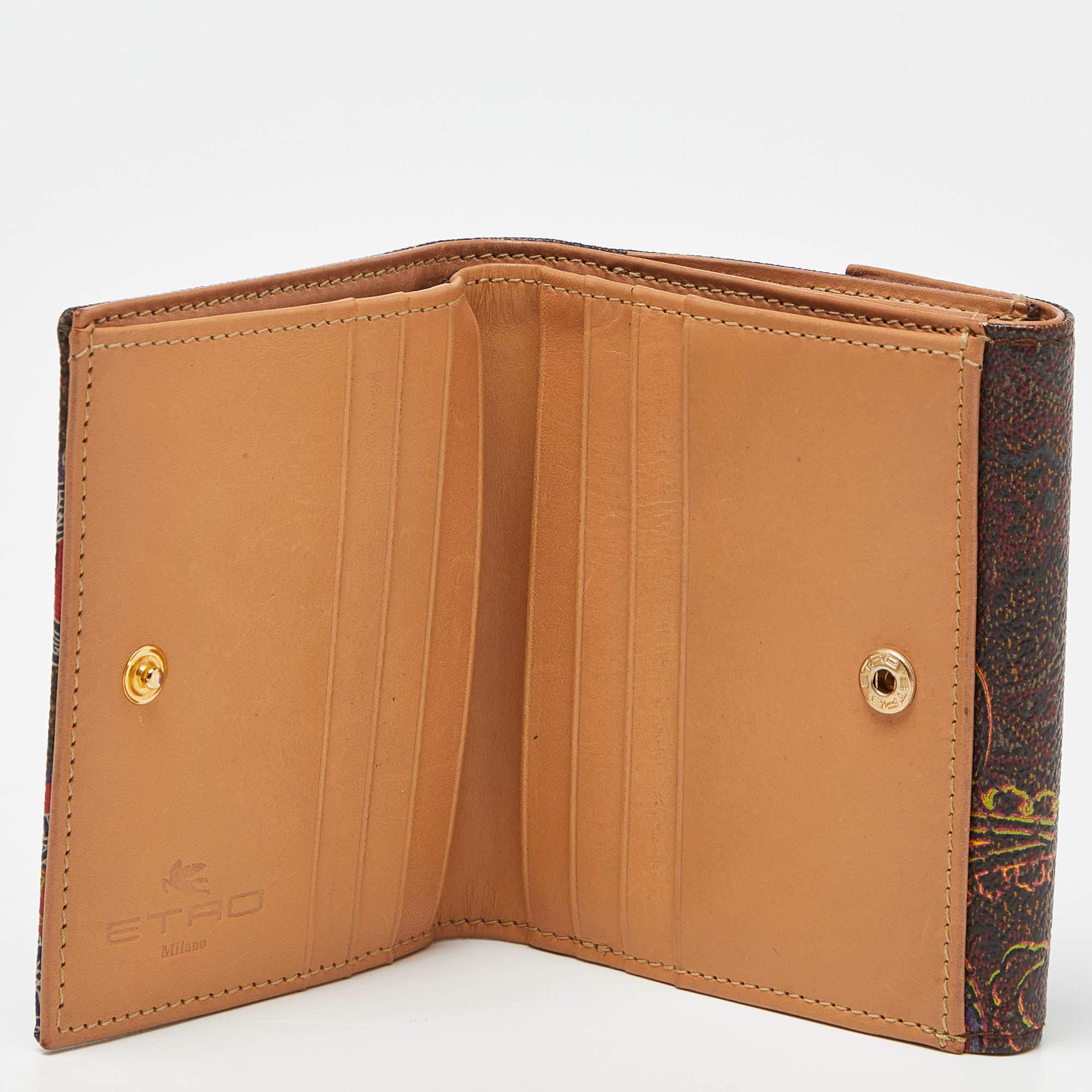 Etro poursuit son histoire en proposant des accessoires finement travaillés avec ce portefeuille. Il a été confectionné en toile enduite à imprimé paisley et présente une belle forme. Le portefeuille est compact.