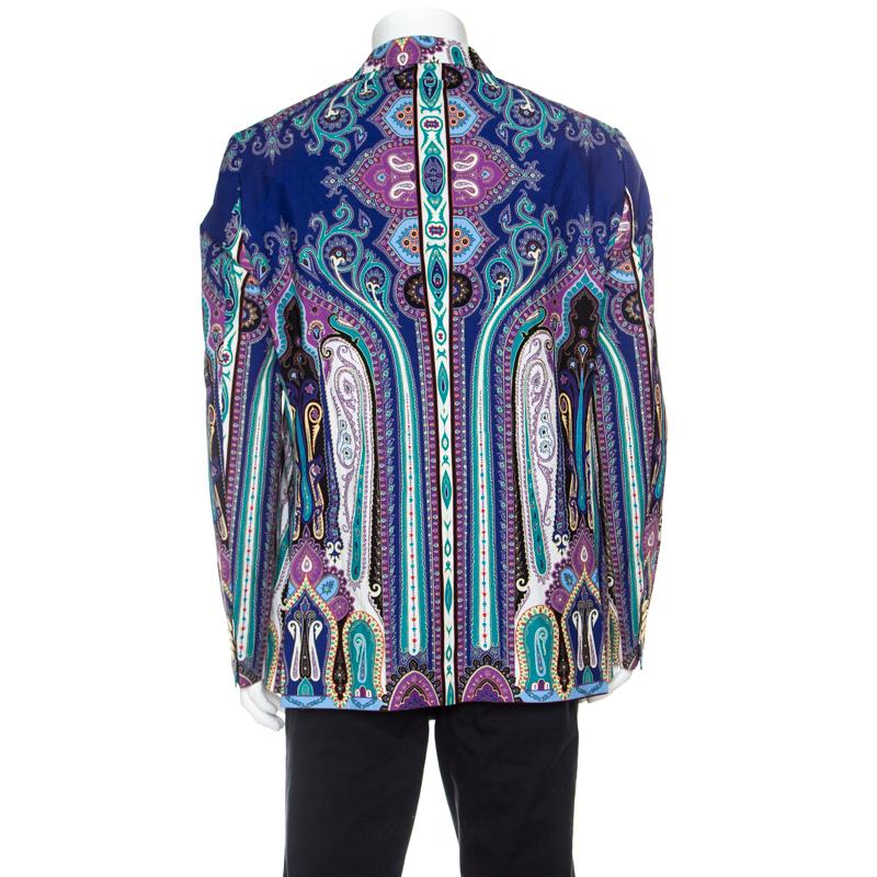 For a look that leaves people stunned, choose this Superleggera Minerva blazer from the house of Etro. It features the signature paisley print in a breezy blue colour. Crafted with cotton, this one is equipped with a buttoned closure, notched