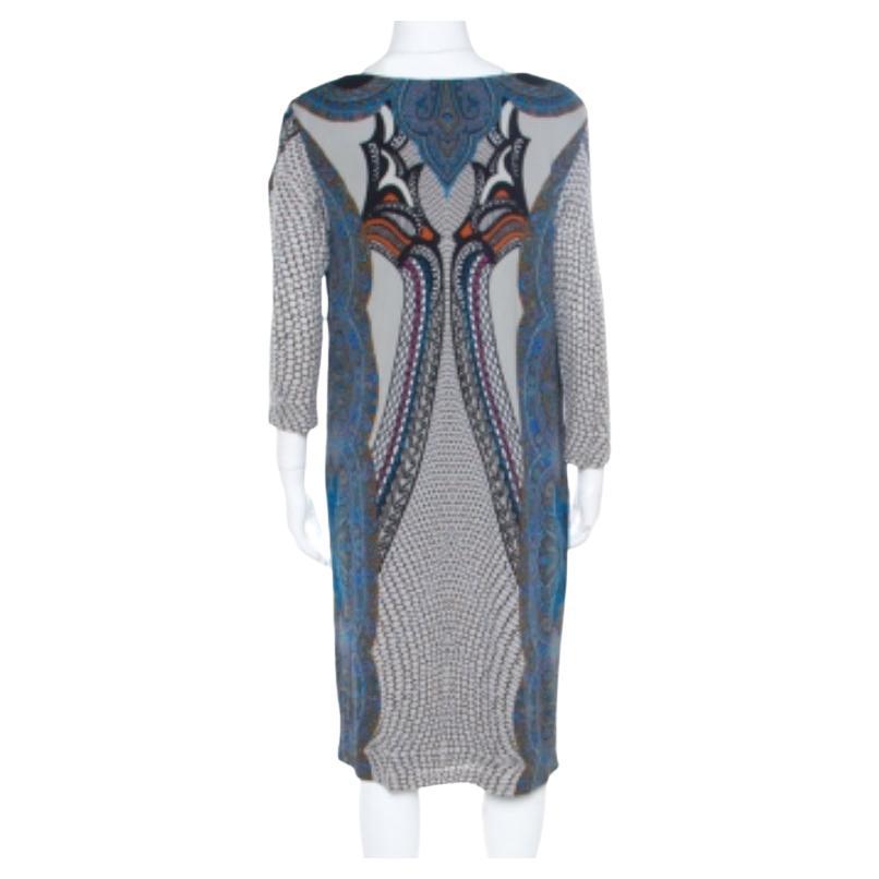 ¡Luce nada menos que como una modelo de pasarela con este vestido chic de Etro! Esta creación multicolor luce un bonito estampado paisley por toda la prenda, cuello alto y mangas tres cuartos. Combínalo con sandalias de tiras para salir a la moda.