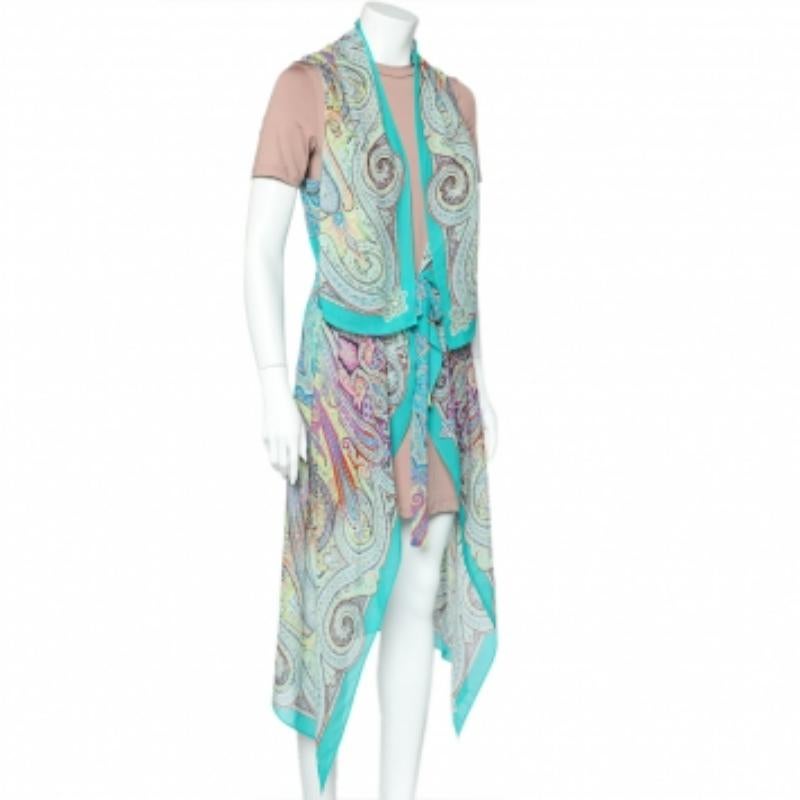 Pour vos prochaines vacances d'été, n'oubliez pas d'emporter cette magnifique couverture de plage de la maison Etro. Il est cousu dans un tissu de soie multicolore imprimé Paisley et présente un détail de cravate sur le devant. Restez à l'aise et