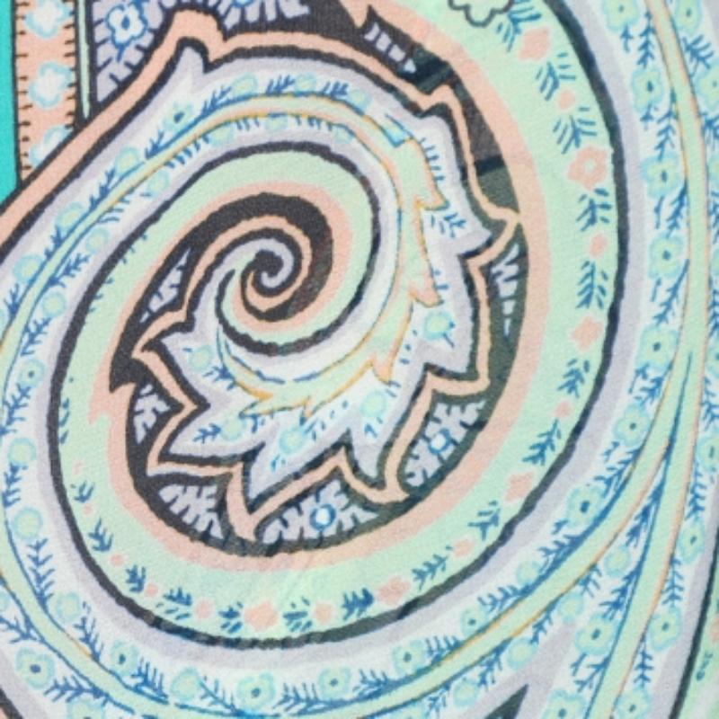 Couverture de plage en soie imprimée multicolore Paisley d'Etro (taille unique) Bon état - En vente à Dubai, Al Qouz 2