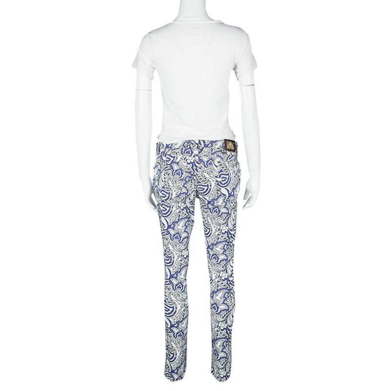 Coming from the Italian fashion house of Etro, these jeans are expertly crafted in a paisley printed denim fabric. It features a slim-fit silhouette and secured with a button closure. It is detailed with slip pockets at the rear and looks best when