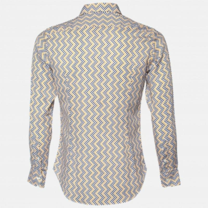 Les chemises sont un élément indispensable de la garde-robe, c'est pourquoi cette marque vous propose une création à la fois polyvalente et élégante. Il a été confectionné à partir de matériaux de qualité dans une teinte polyvalente. La chemise est