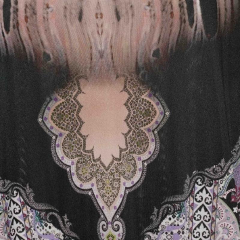 La Casa Etro sabe cómo hacer que te veas deslumbrante con este vestido recto. Está confeccionado con tejido de punto estampado multicolor y es de manga larga. Combínalo con unas bailarinas negras y un bolso de mano.
