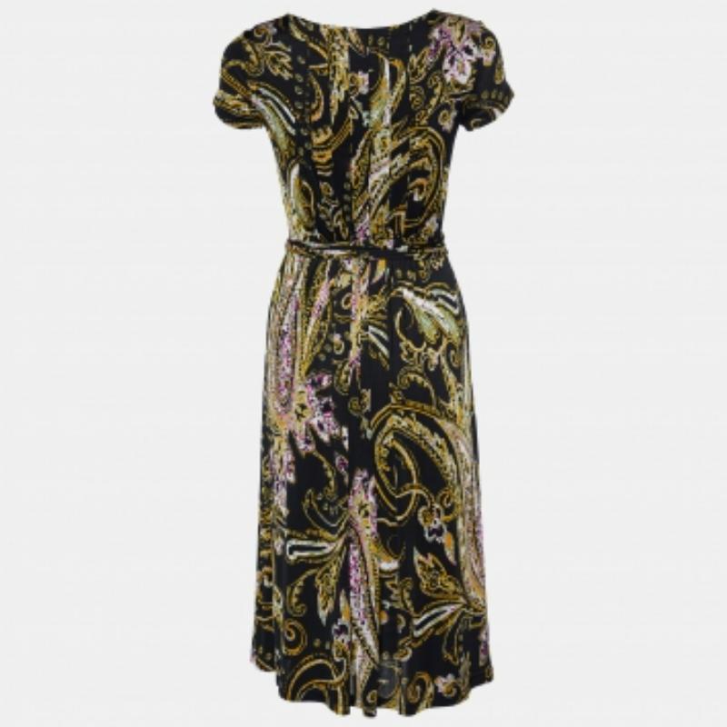 Faites une déclaration de mode luxueuse en portant cette robe de créateur. Il est taillé dans un tissu fin pour une silhouette flatteuse.