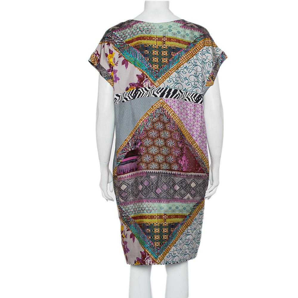 This stylish dress from the house of Etro features a stunning printed design making it a must-have piece in your closet. This oversized shift dress has been crafted from luxurious silk. It is finished with short sleeves and a simple round neckline.

