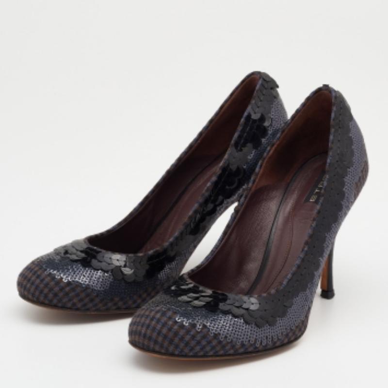 Make a stellar style statement with this pair of Etro pumps. Crafted from fabric, it is striking with the addition of sequins and is perfectly raised on 10cm heels.