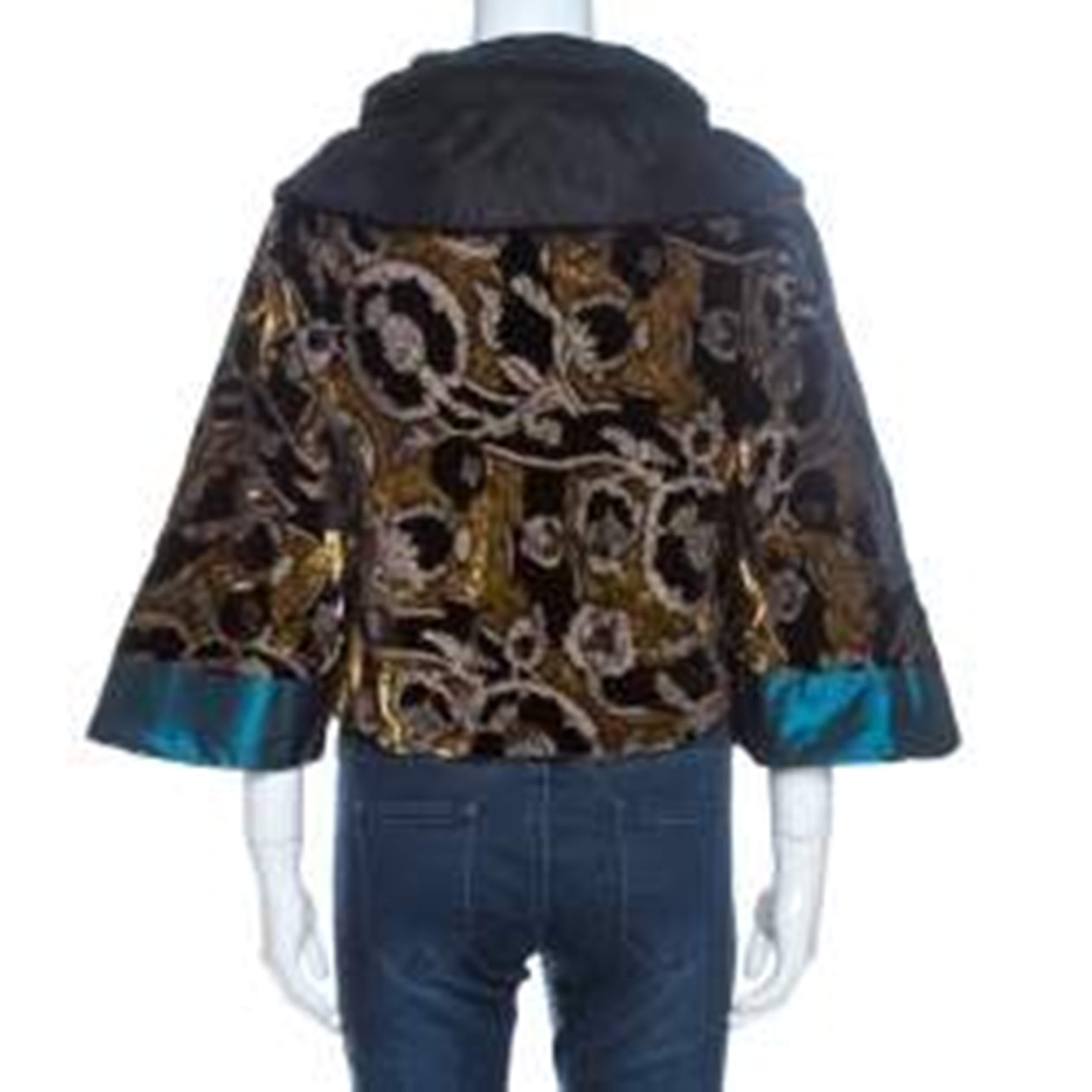 Trust Etro to create a piece that makes is a fine blend of sophistication and playfulness. Crafted from quality materials, it comes with a 100% silk lining. This velvet kimono jacket is a luxurious creation that flaunts a multicolored jacquard