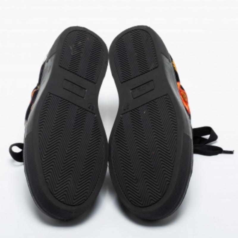 Experience the fine taste of luxury and comfort with these sneakers. Created into a classic silhouette, these sneakers have a classy exterior, lace-up fastenings, and sturdy soles. Bring them home today!