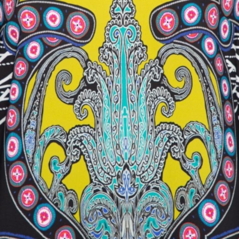 Este vestido recto de la Casa Etro añadirá sin duda un toque de color a tu atuendo. Está confeccionado en tejido de crepé estampado multicolor y luce un escote en V y mangas largas. Haz una declaración de estilo llevando esta impresionante creación