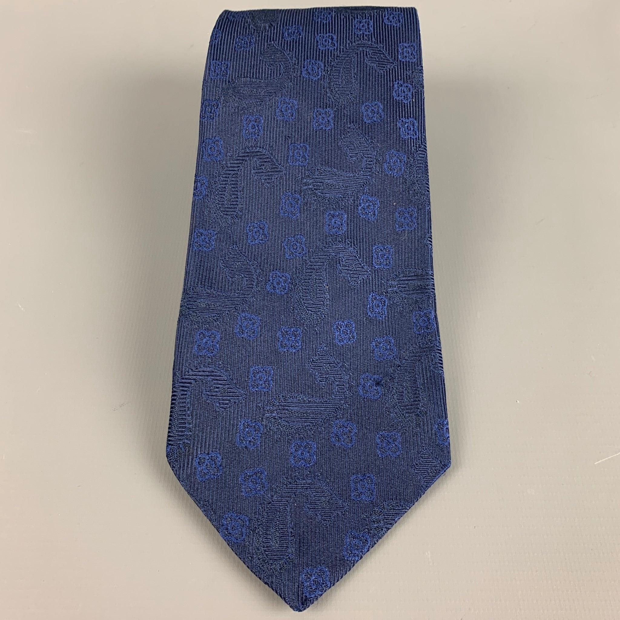 ETRO necktie in a navy silk jacquard featuring abstract floral pattern with paisley details. Made in Italy.
Very Good Pre-Owned Condition. Moderate signs of wear.
 

Measurements: 
  
Width: 3.5 inches Length: 59 inches 
  
  
 
Reference: