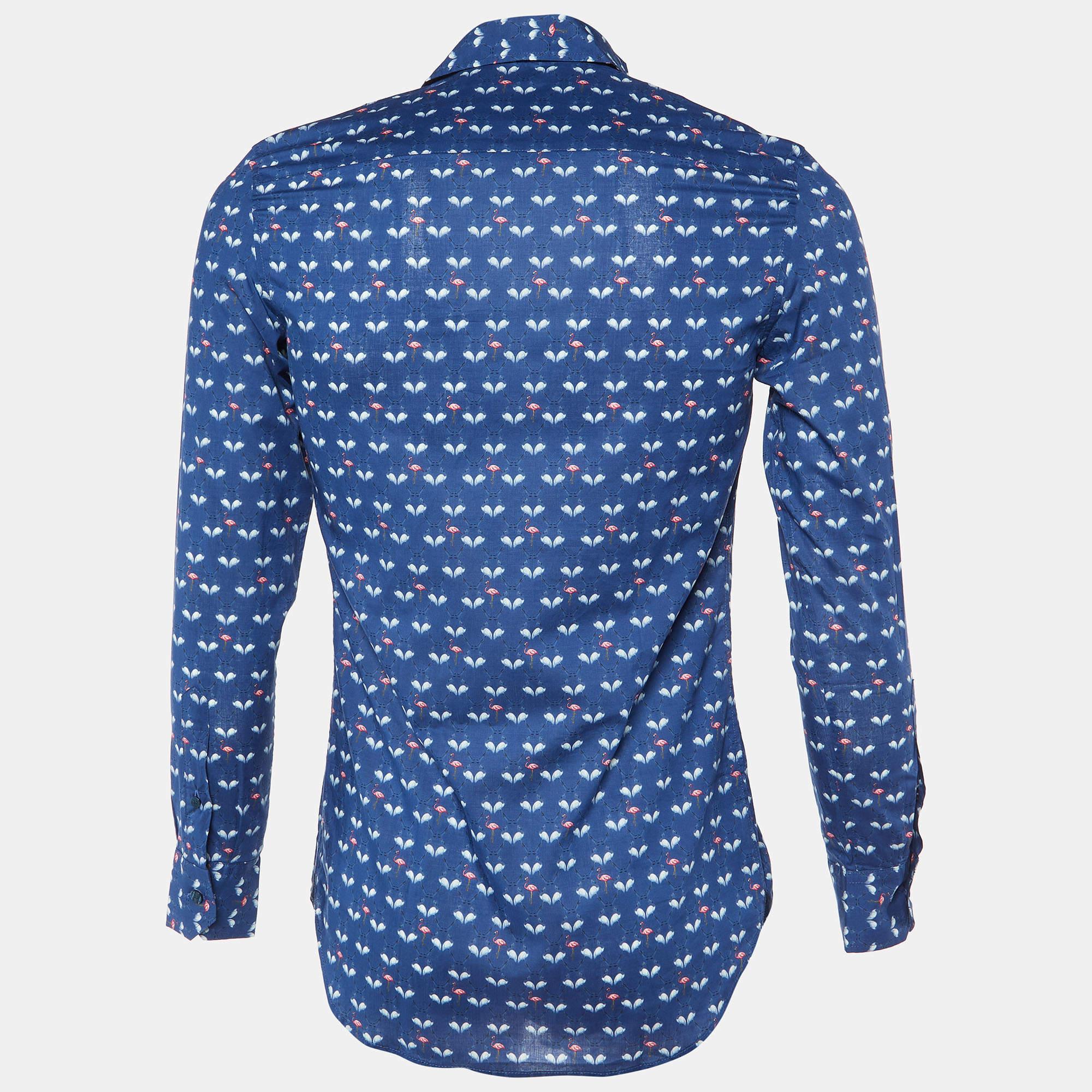 Questa camicia firmata è favolosa. È realizzata con materiali pregiati e presenta una silhouette aderente. Abbinalo a pantaloni e mocassini per un ensemble di tendenza.