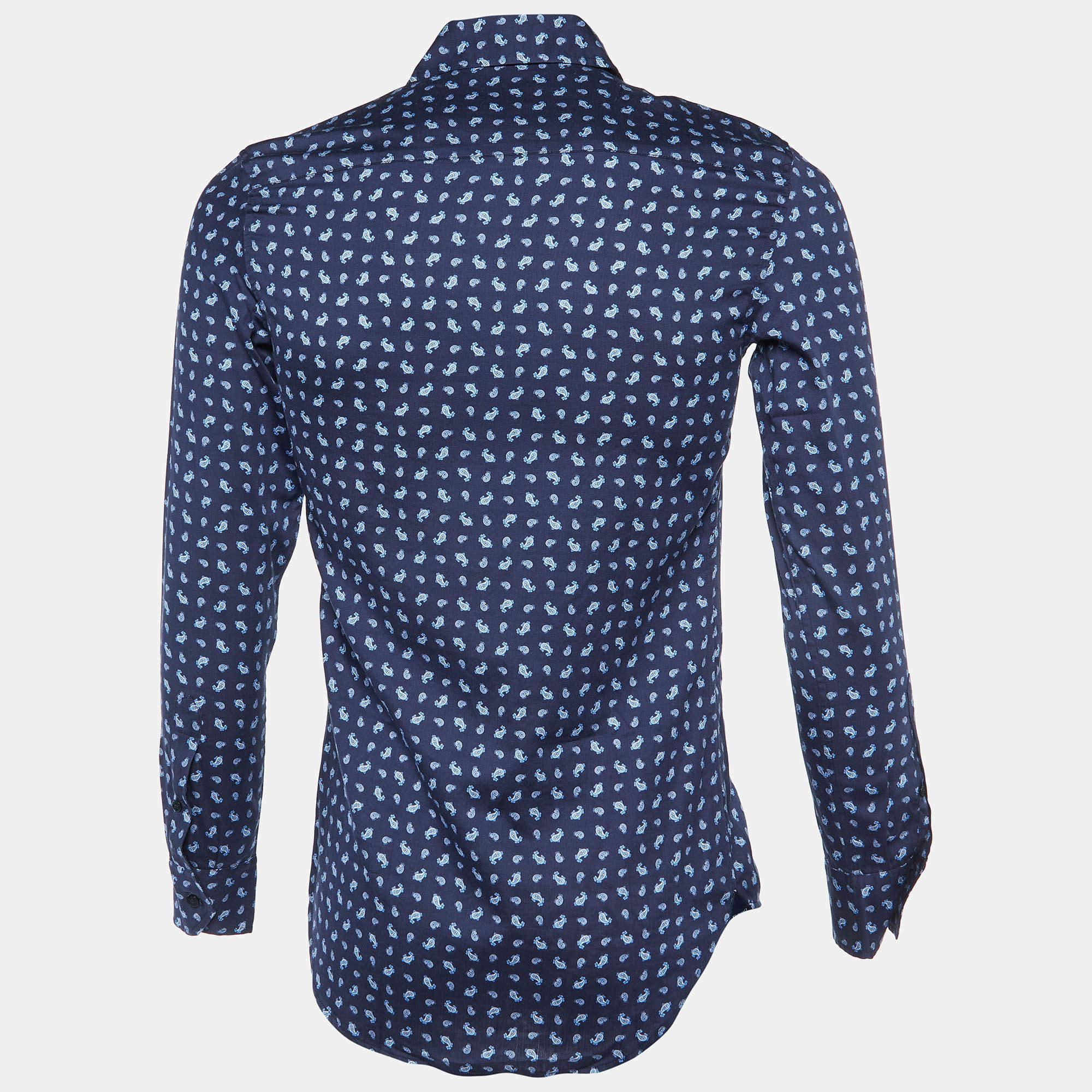 Cette chemise de créateur est fabuleuse. Elle est fabriquée à partir de matériaux nobles et présente une silhouette ajustée. Associez-le à un pantalon et à des mocassins pour un ensemble cool.