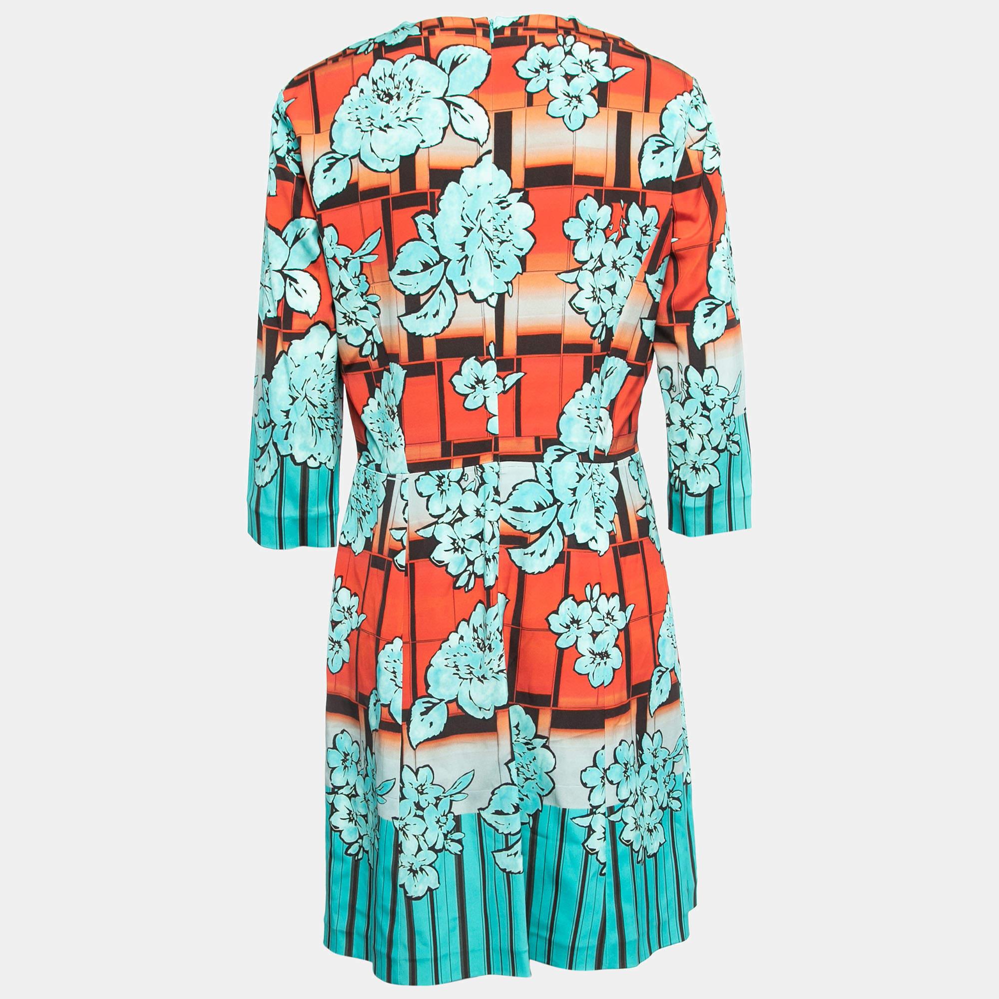 Invest in creating a well-curated wardrobe with 'wearable' pieces like this Etro floral-printed short dress. Tailored beautifully, the dress has a lovely neckline and a comfortable fit.

