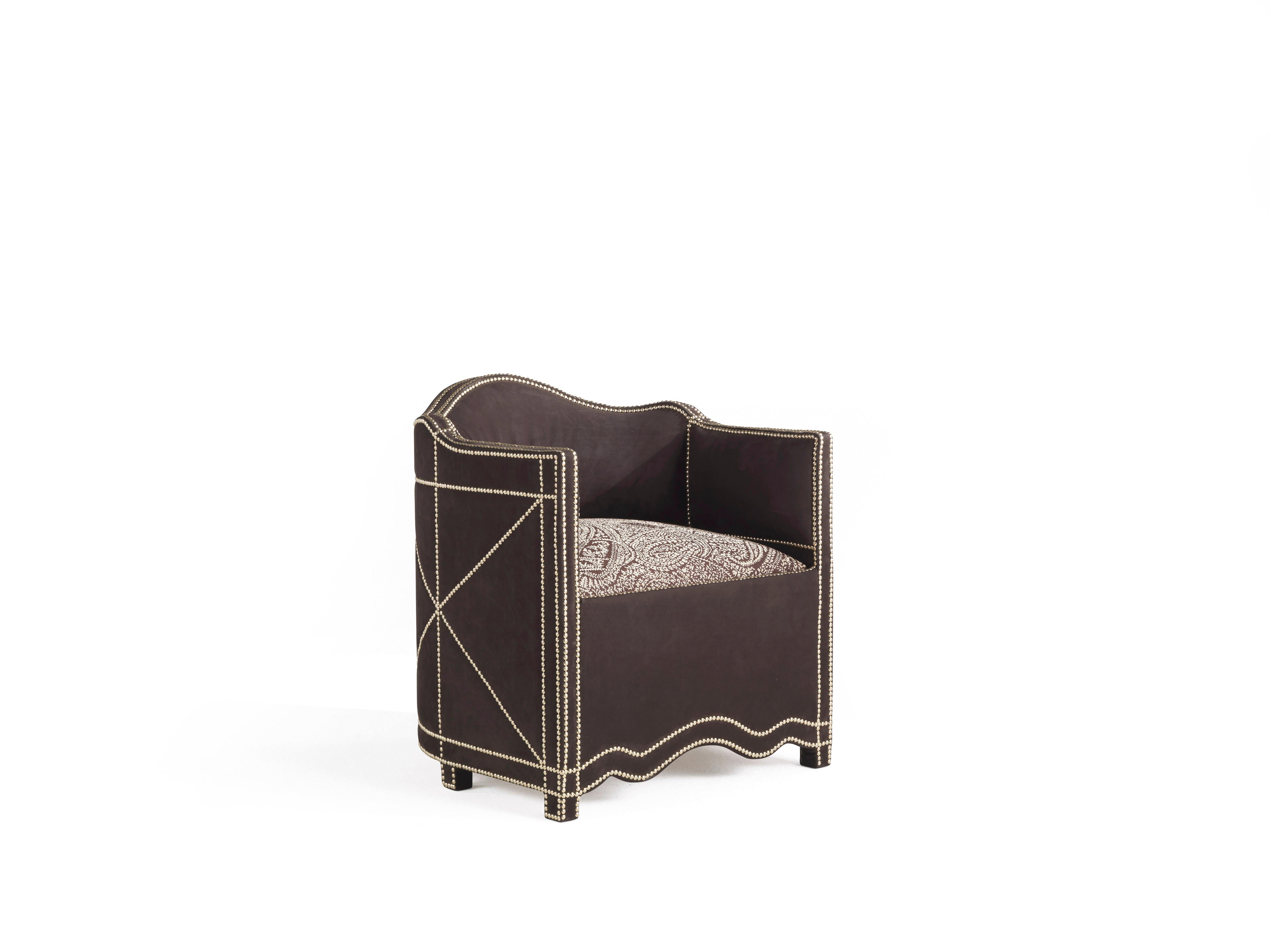 An armchair full of meanings and references. The studded profile creates a play of geometry that resembles the African shields in the shape, as well as the color, a warm and intense brown, which evokes the African lands. The fabric with paisley
