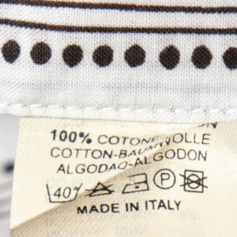 Las camisas Etro están diseñadas pensando tanto en la comodidad como en el lujo, para que puedas llevarlas durante mucho tiempo. Esta elegante creación está confeccionada con materiales de calidad y se presenta en un tono blanquecino. Las mangas