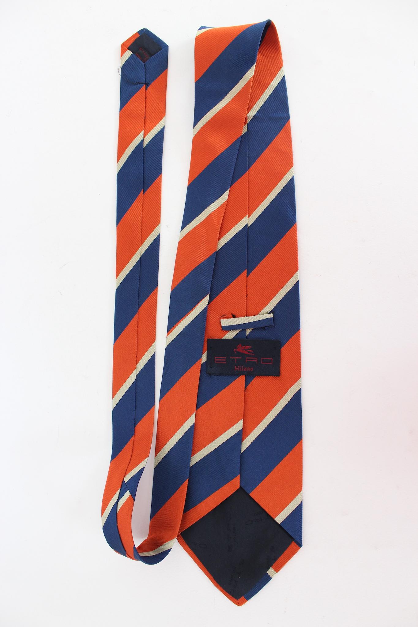 Cravate vintage Etro des années 2000. Orange et bleu, motif rayé. Tissu 100 % soie. Fabriquées en Italie.

Longueur : 143 cm
Largeur : 10 cm