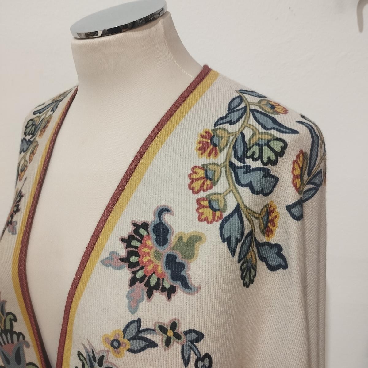 Beautiful and brand new Etro Cape
Paisley Cape
85% Wool and modal
Paisley 
Floral pattern
Red and beige color
Worldwide express shipping included in the price !
