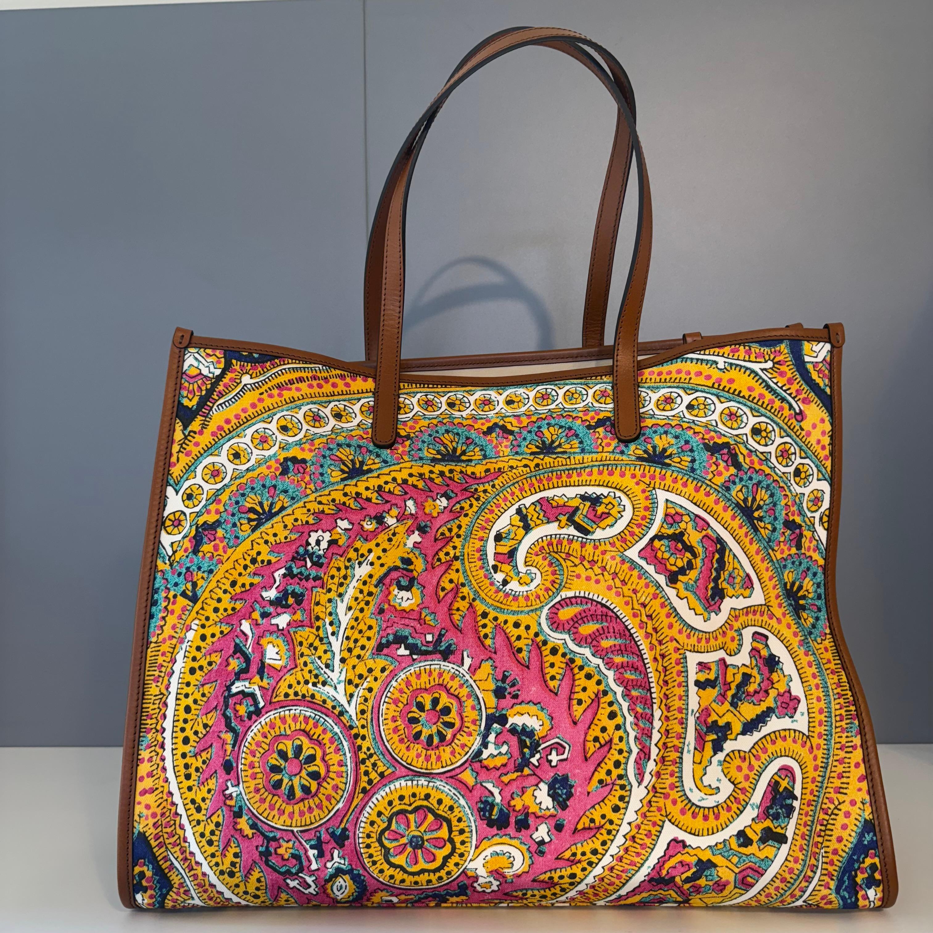 Etro Shopping Globetrotter bag
Paisley fancy pattern
Two handles
Brown leather
canvas
Large internal zip pocket
Cm 43 x 34 x 16 (16,9 x 13,3 x 6,29 inches)
The bag is in 