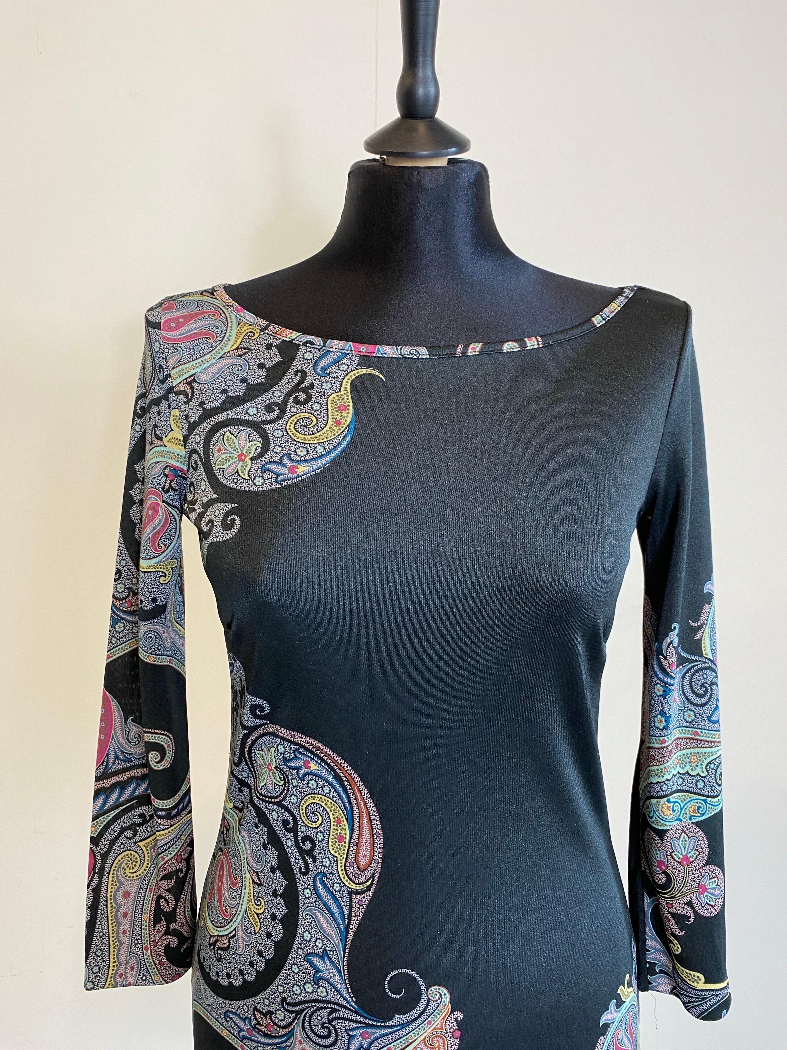 Minivestido Etro.
Falta la etiqueta de composición, pero creemos que es poliéster.
Estampado de cachemira.
Talla 42 Italiana.
Hombros 38 cm
Busto 40 cm
Longitud 80 cm
Excelente estado general, con mínimas señales de uso y algunos hilos tirados.