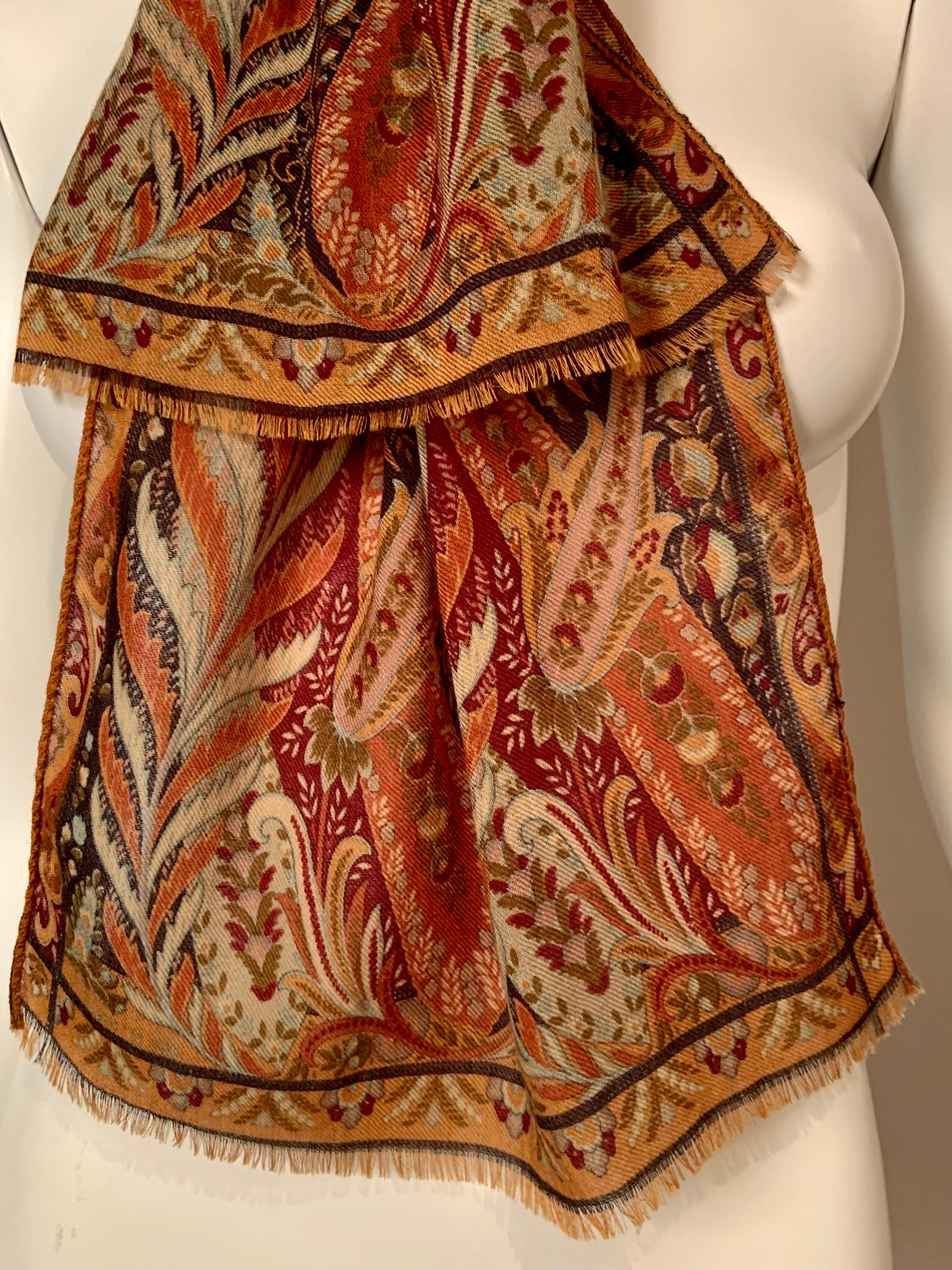 Este pañuelo paisley de Etro tiene un llamativo fondo de color mostaza y en el centro tiene guirnaldas florales.  El pañuelo tiene tonos burdeos, naranja, verde pálido, negro y azul en el diseño y está en excelente estado.
Medidas;   Longitud 44
