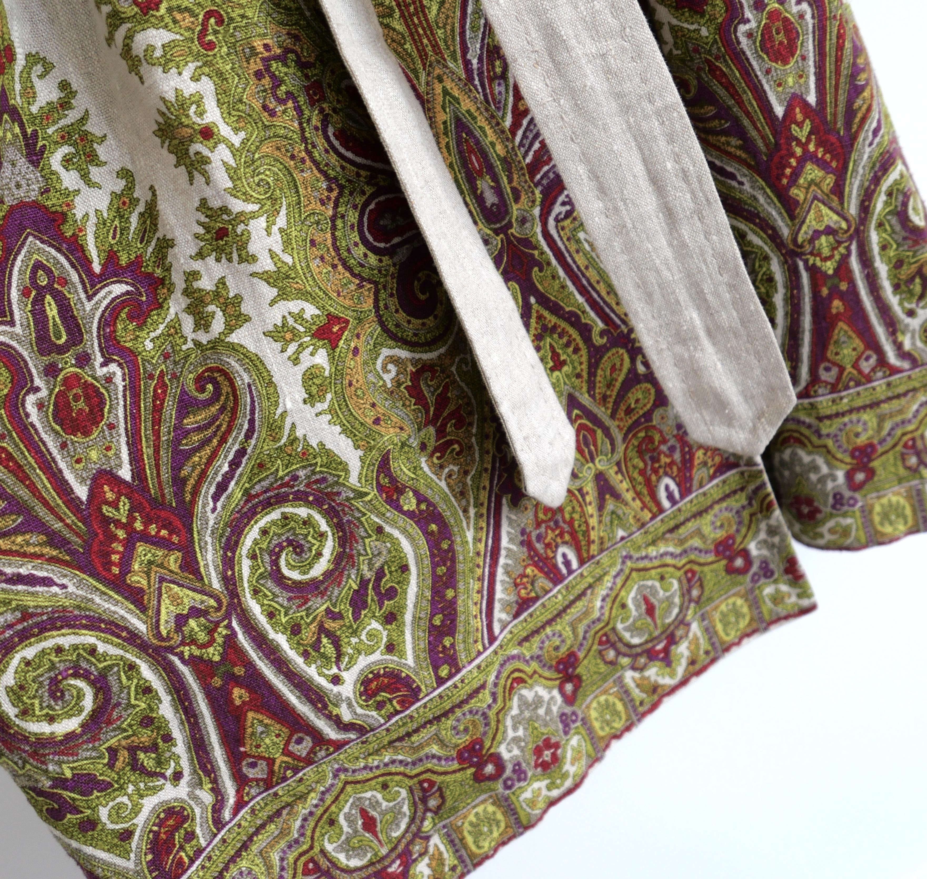 Wunderschöner Trenchcoat aus Leinen von Etro. Wurde zweimal getragen. Aus superfließendem, naturfarbenem Leinen mit charakteristischem Paisleydruck am Saum. Er hat einen klassischen Trench-Mac-Schnitt mit doppelreihiger Vorderseite, kontrastierend