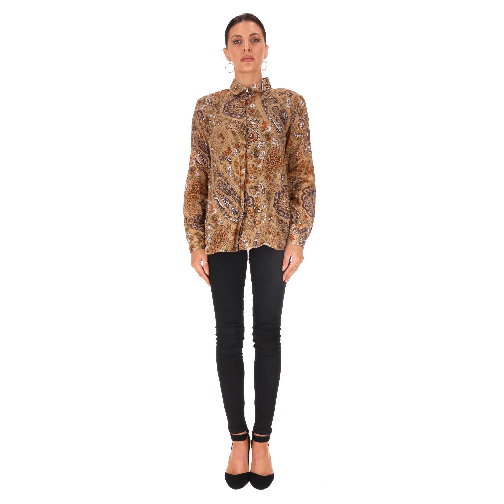 Etro - Chemise à imprimé cachemire

Chemise à coupe décontractée de couleur or foncé, avec l'imprimé cachemire signature de la marque.

Il est doté d'un bouton central dissimulé et d'un col pointu.

Rrp Approx. £405

Taille - 44IT

État - Très