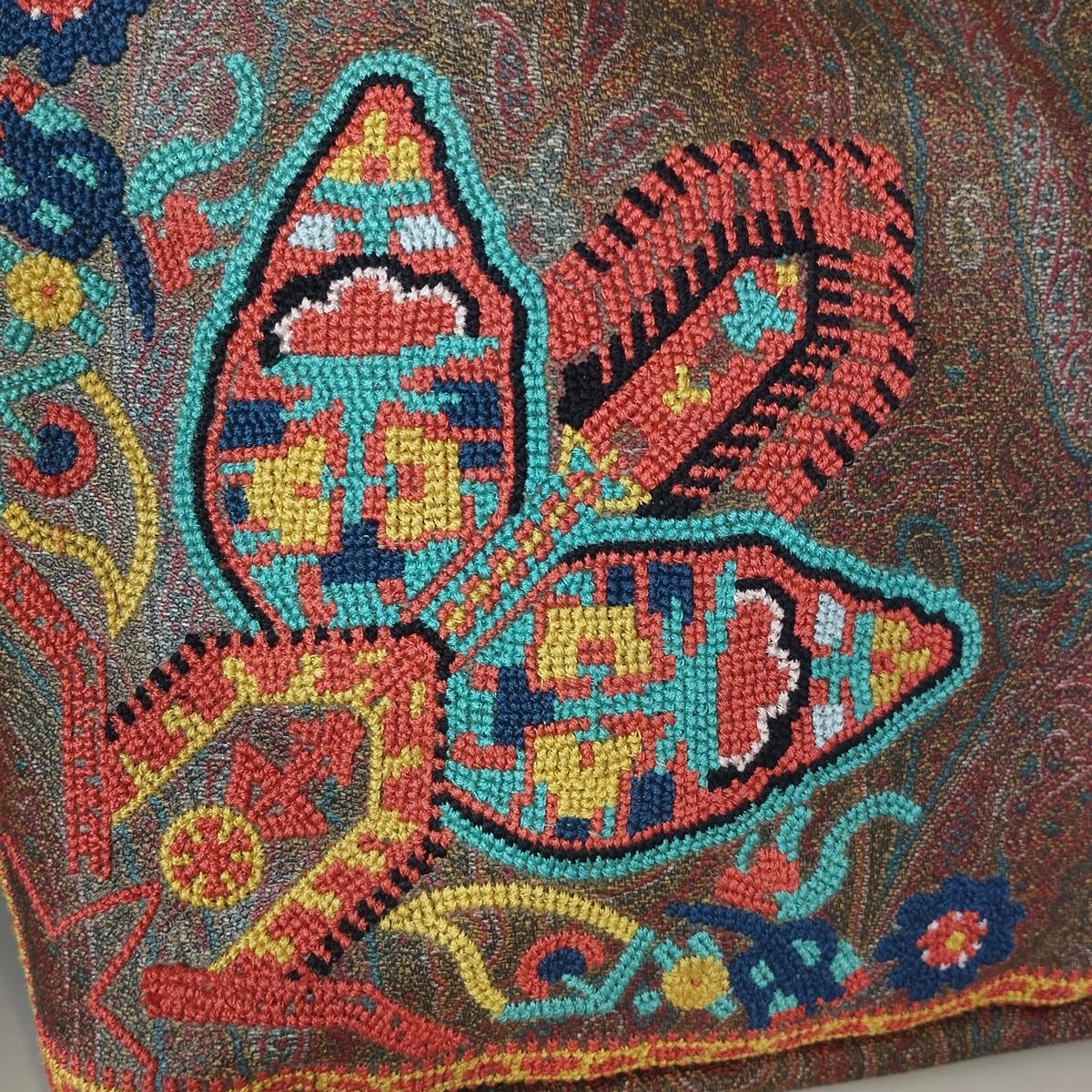 Payslei Jacquard
Shopping bag
Washed canvas
Iconic Etro print
2 Handles
Multicolored embroideries
Internal zip pocket
Cm 42 x 27 x 13 (16,5 x 10,6 x 5,11 inches)
Good overall conditions, lightly cutted wash at the bottom right
Free Express shipping